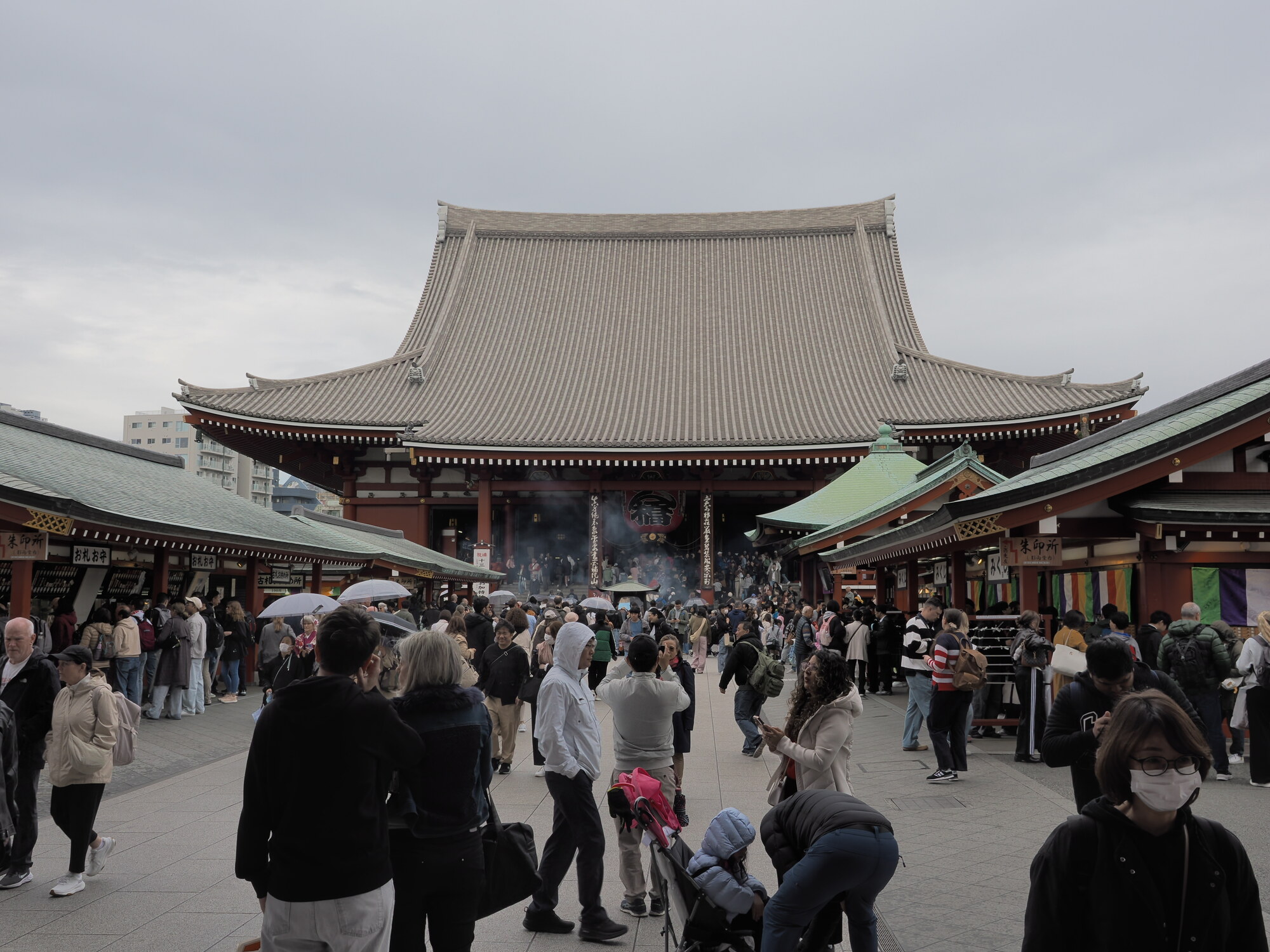 Główna hala świątyni Senso-ji z tłumem turystów i dymem kadzideł