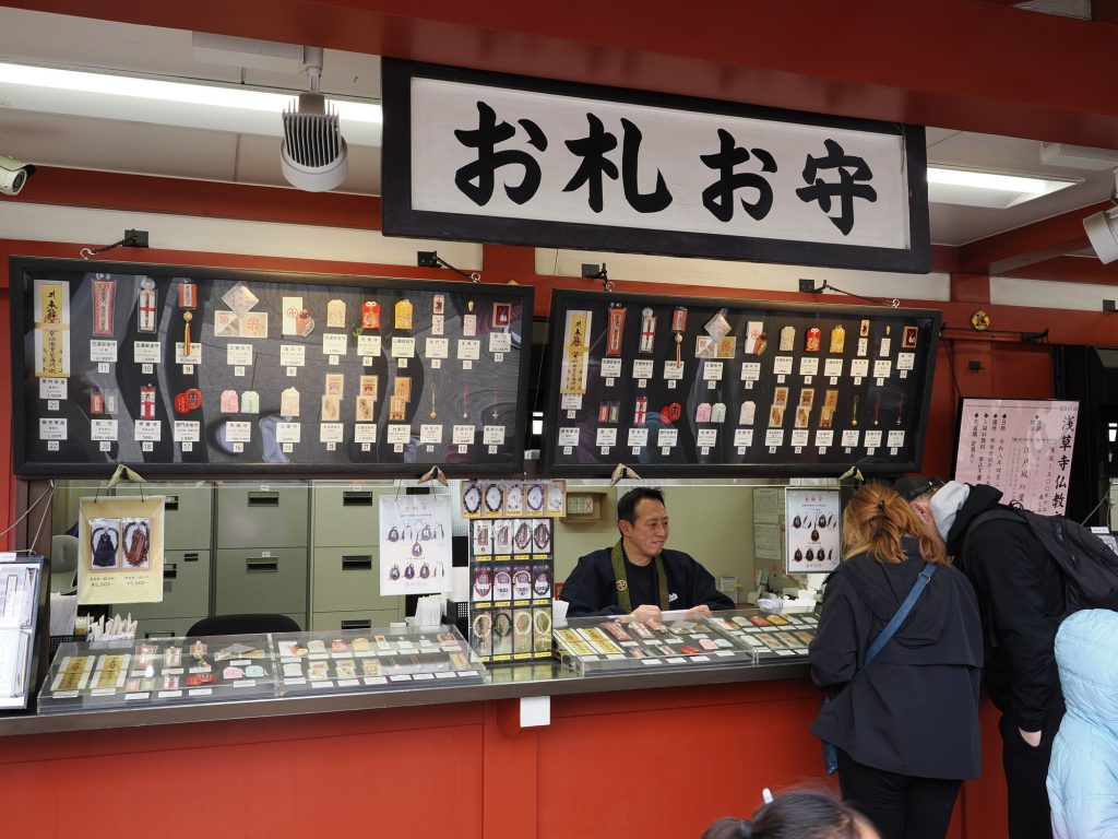 Lada ze świątynnymi amuletami i tabliczkami ochronnymi w Senso-ji