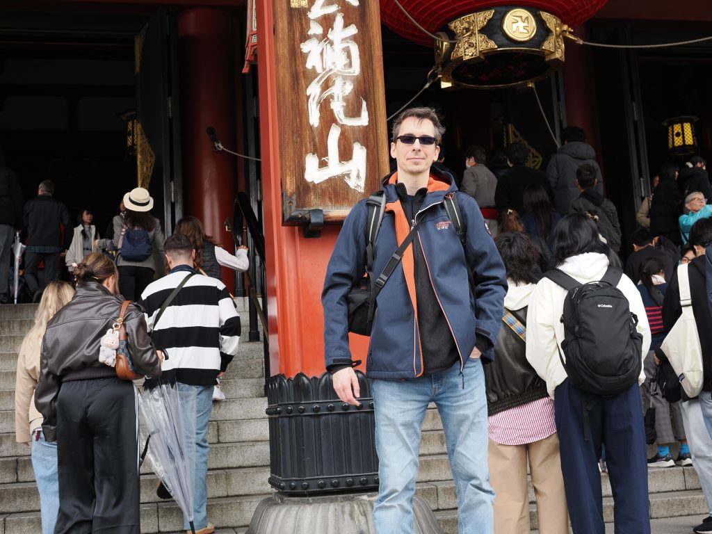 Wejście do głównej hali Senso-ji — czerwona latarnia ze znakiem Szczęście, tłum wchodzących