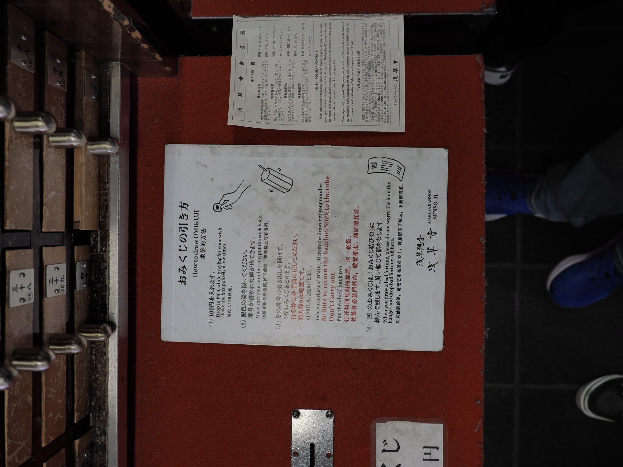 Instrukcja losowania wyroczni omikuji przy Senso-ji w trzech językach