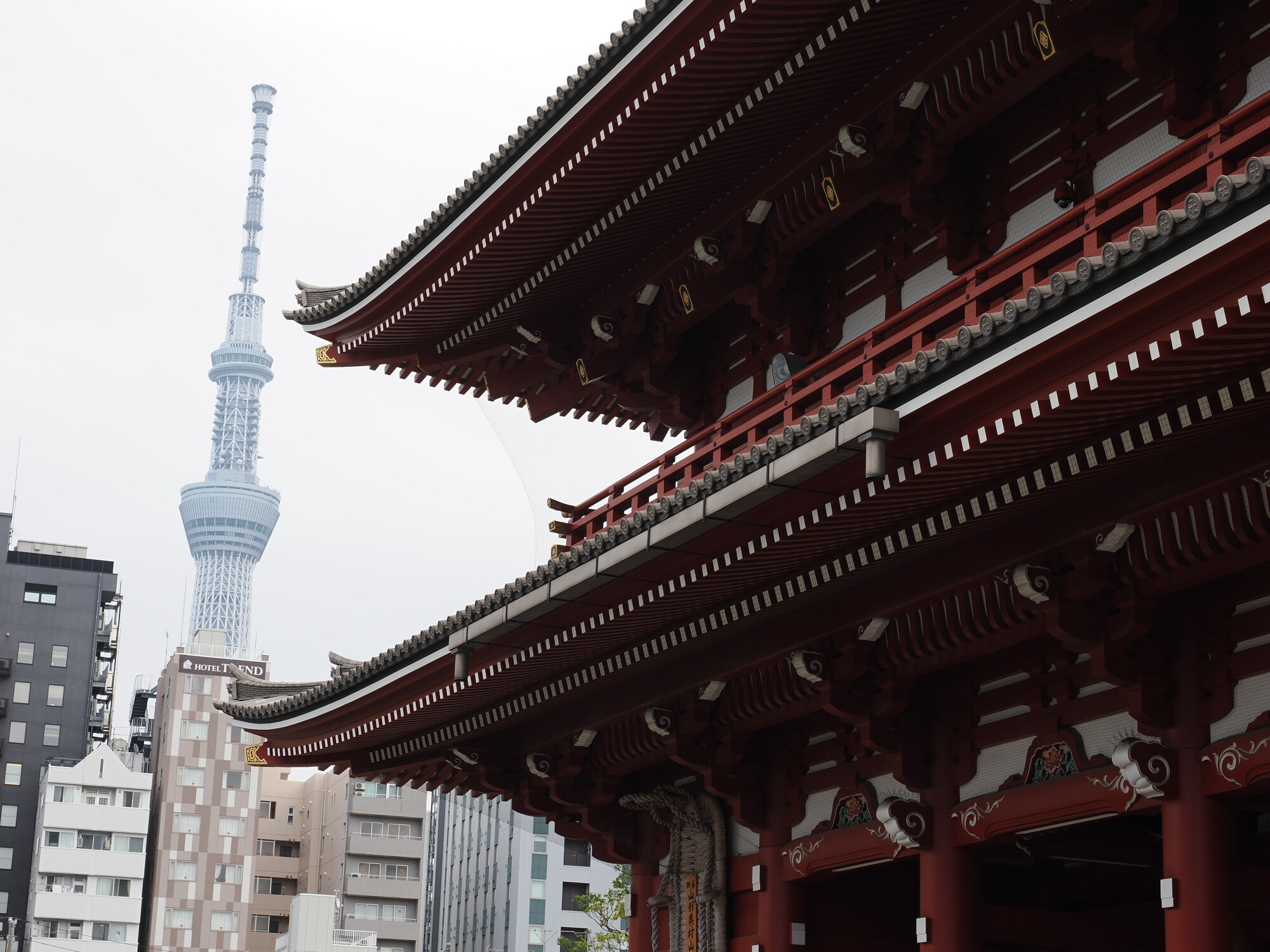Brama Hōzōmon świątyni Senso-ji z Tokyo Skytree w tle