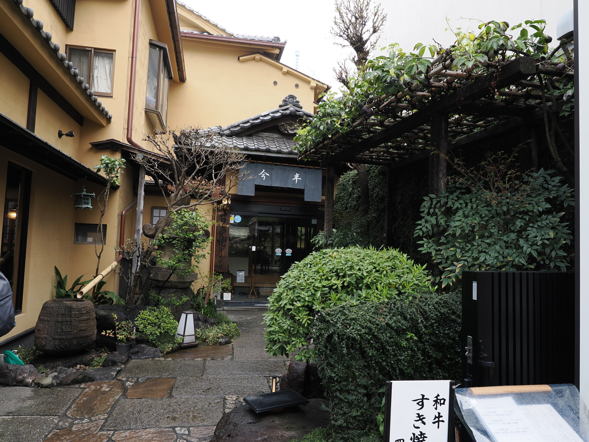 Restauracja Imahan z ogrodem — tradycyjne sukiyaki z wołowiną wagyu w Asakusie