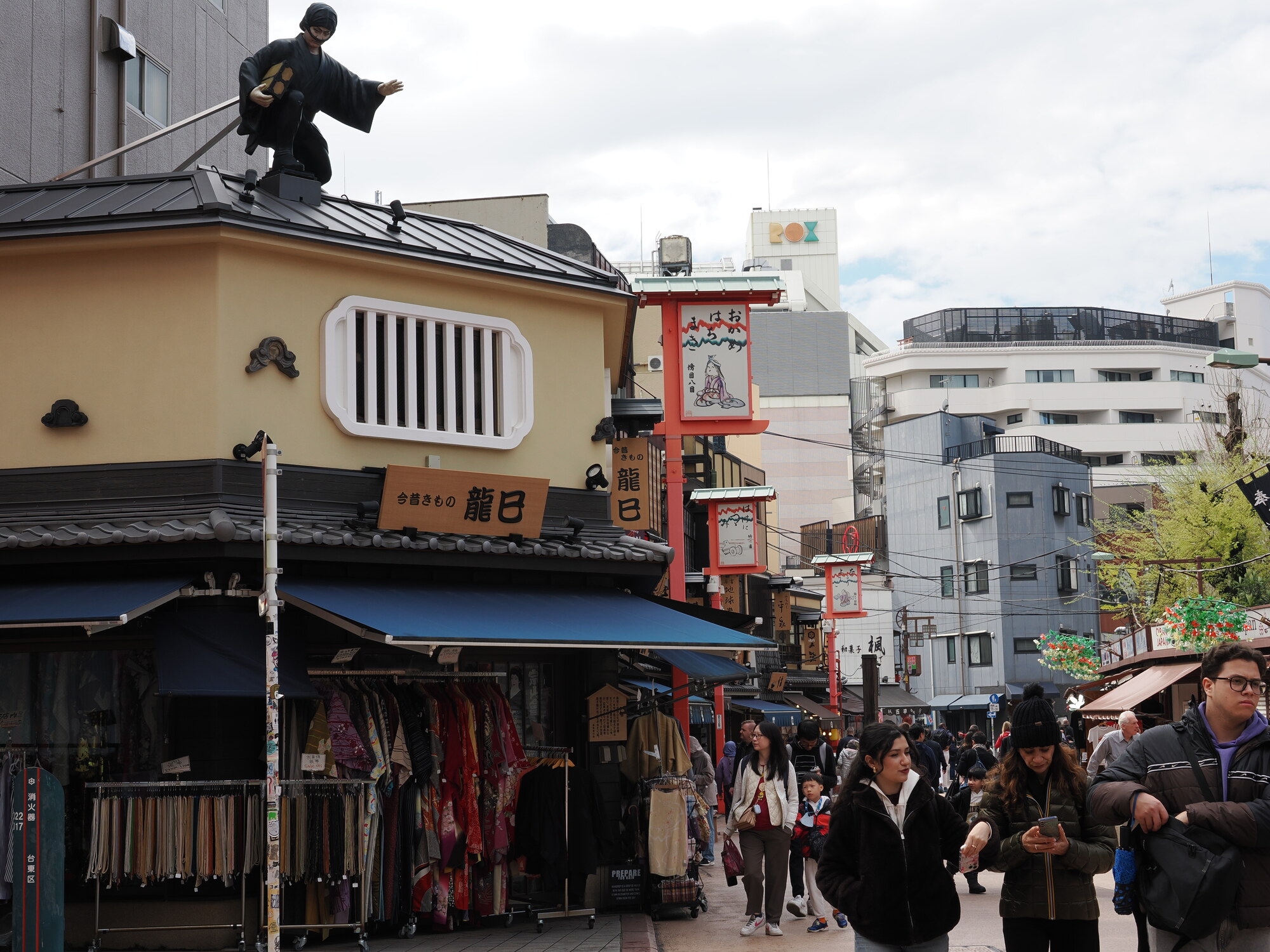 Sklep kimono z figurą ninja na dachu, uliczka przy Senso-ji