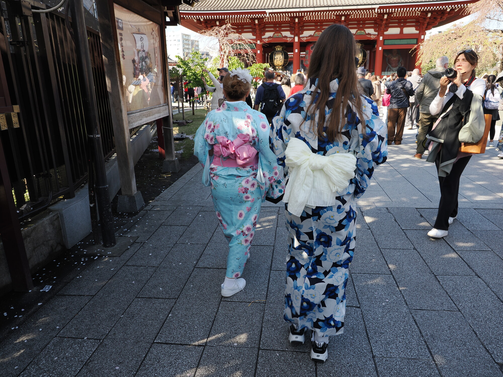 Dwie dziewczyny w yukatach idące ku bramie Hōzōmon świątyni Senso-ji