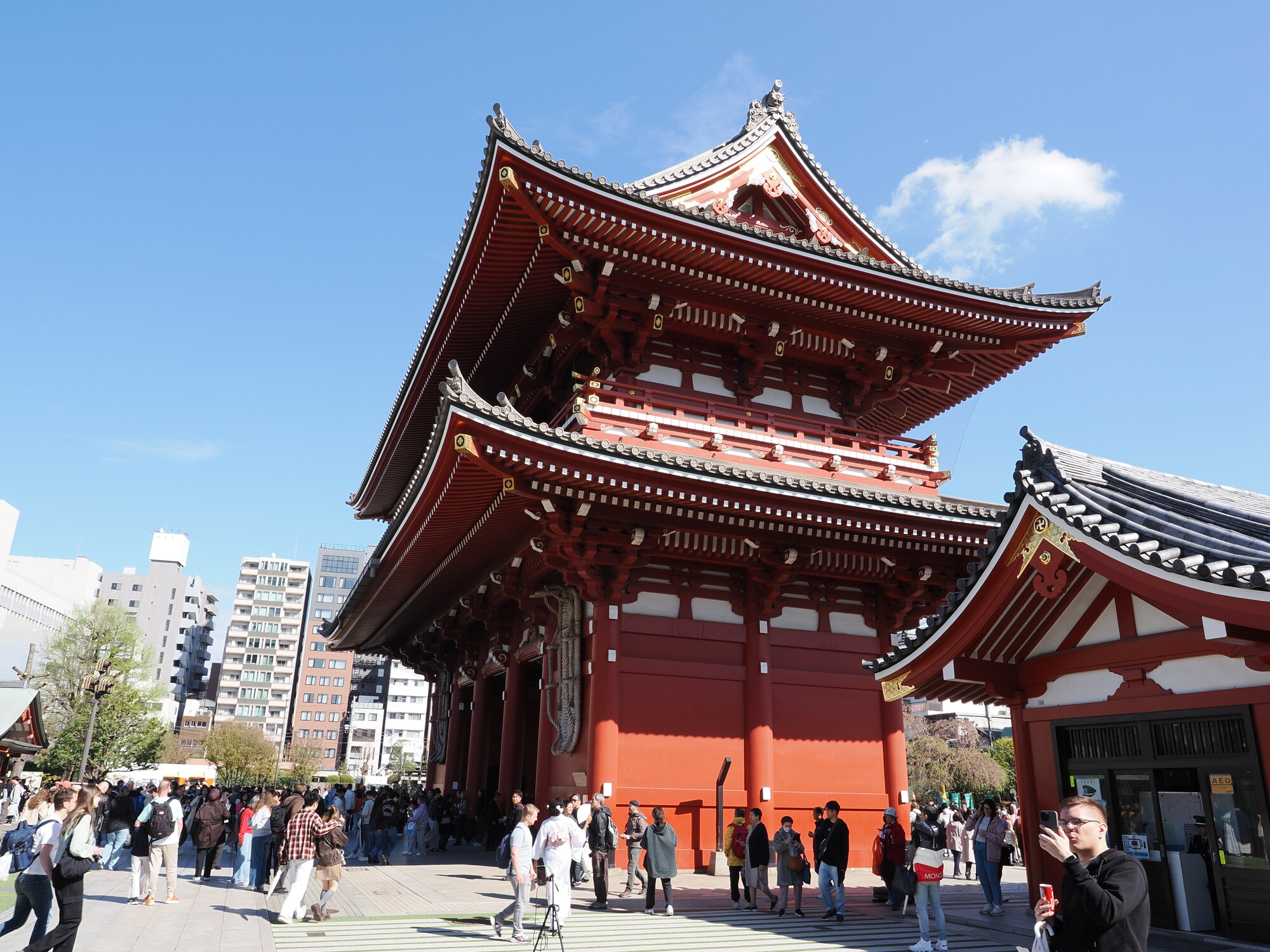 Brama Hōzōmon świątyni Senso-ji na tle błękitnego nieba, tłum zwiedzających