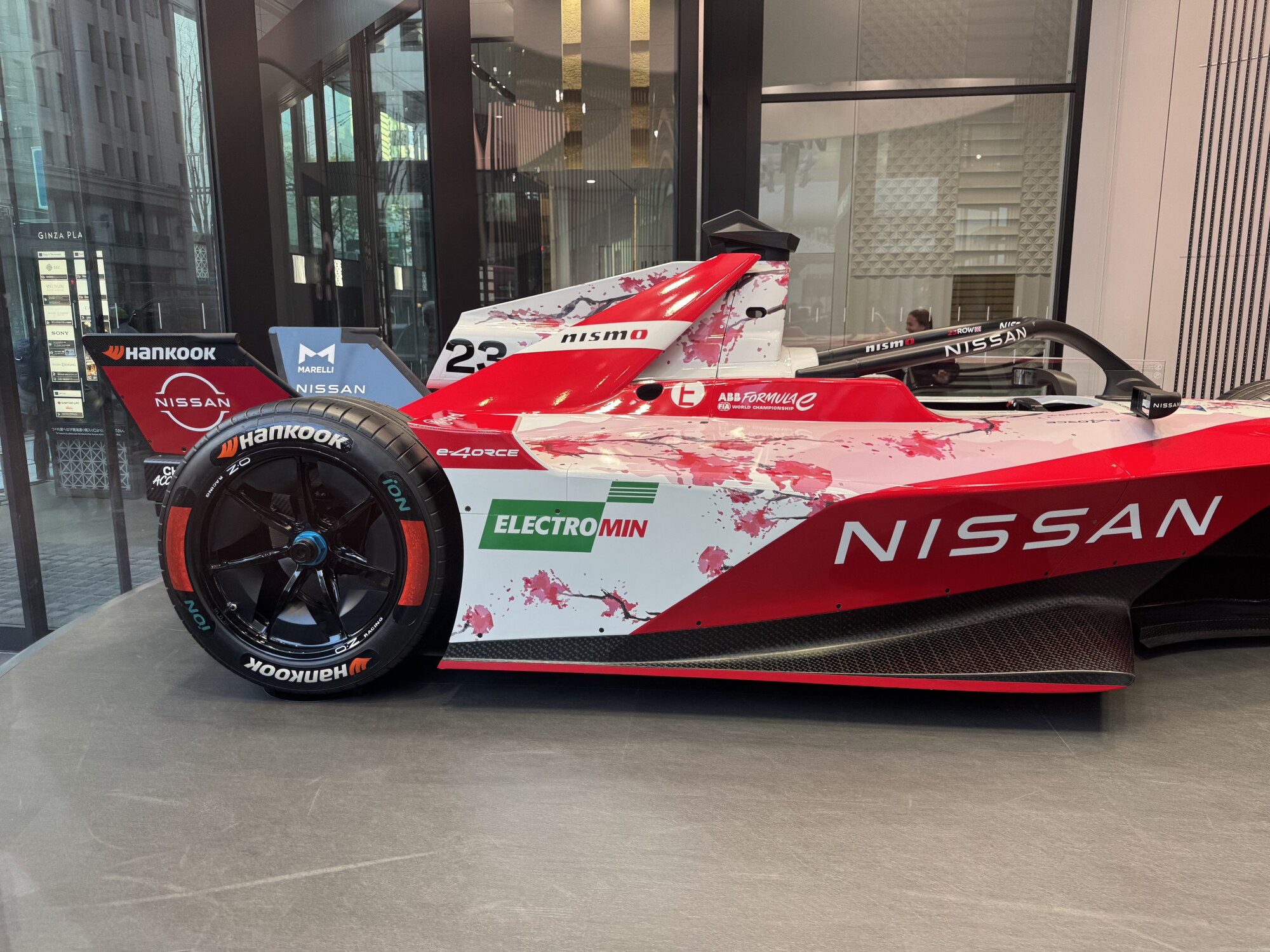 Bolid Nissan Formula E z malowaniem w motywie sakury w showroomie Ginza Place