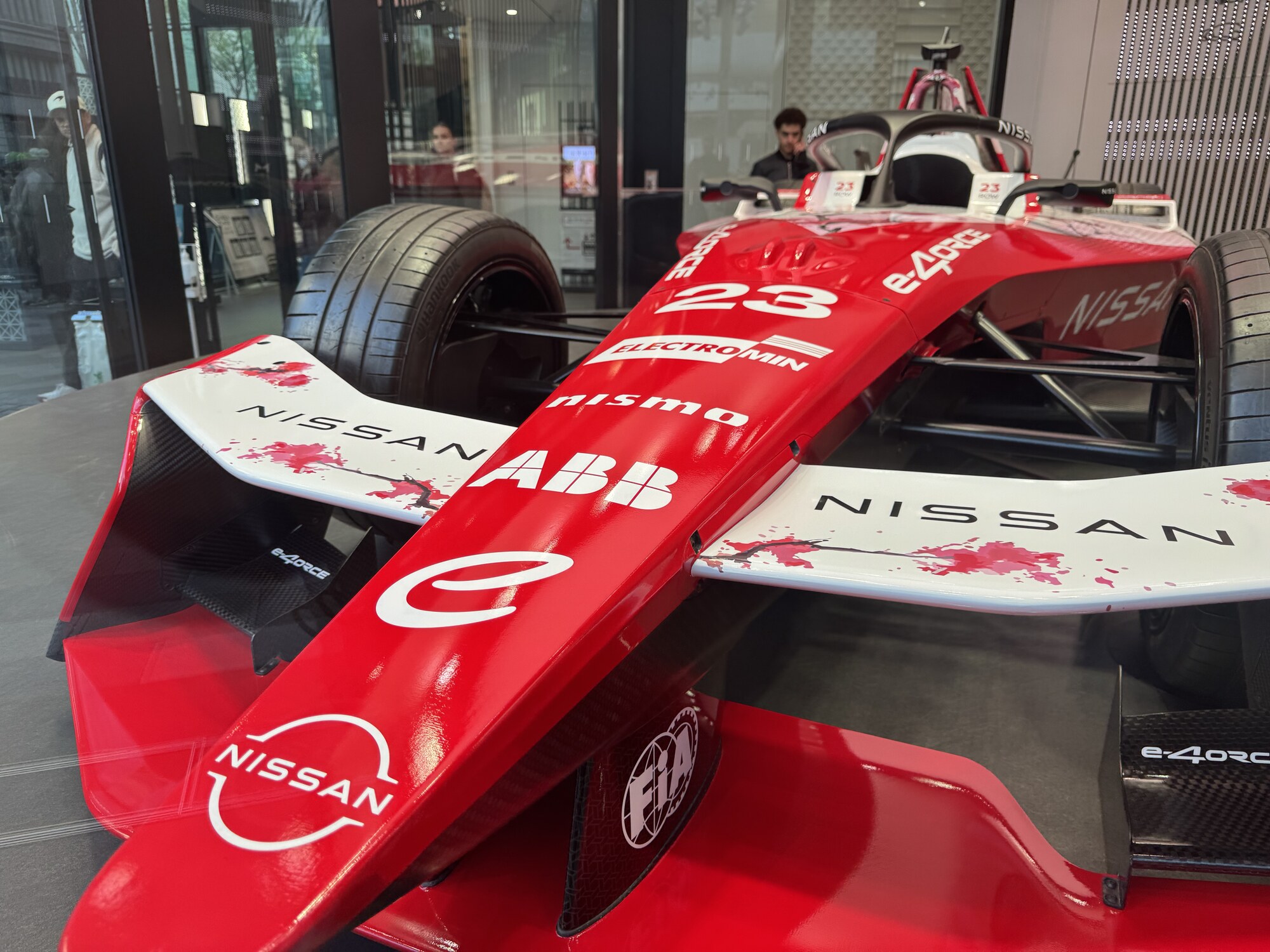 Bolid Nissan Formula E od przodu w Ginza Place, logo ABB i NISMO