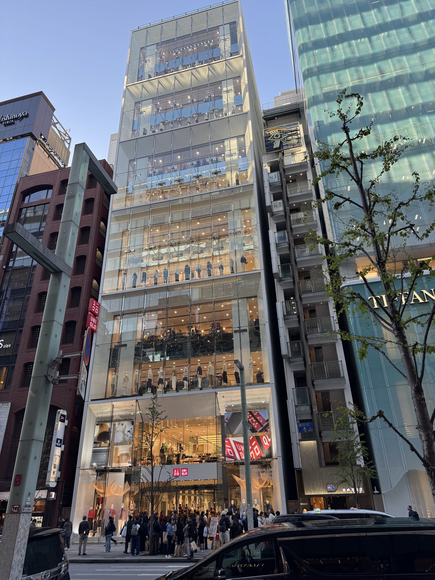 Flagowy sklep UNIQLO w Ginzie, obok budynek Tiffany i restauracja Yoshinoya