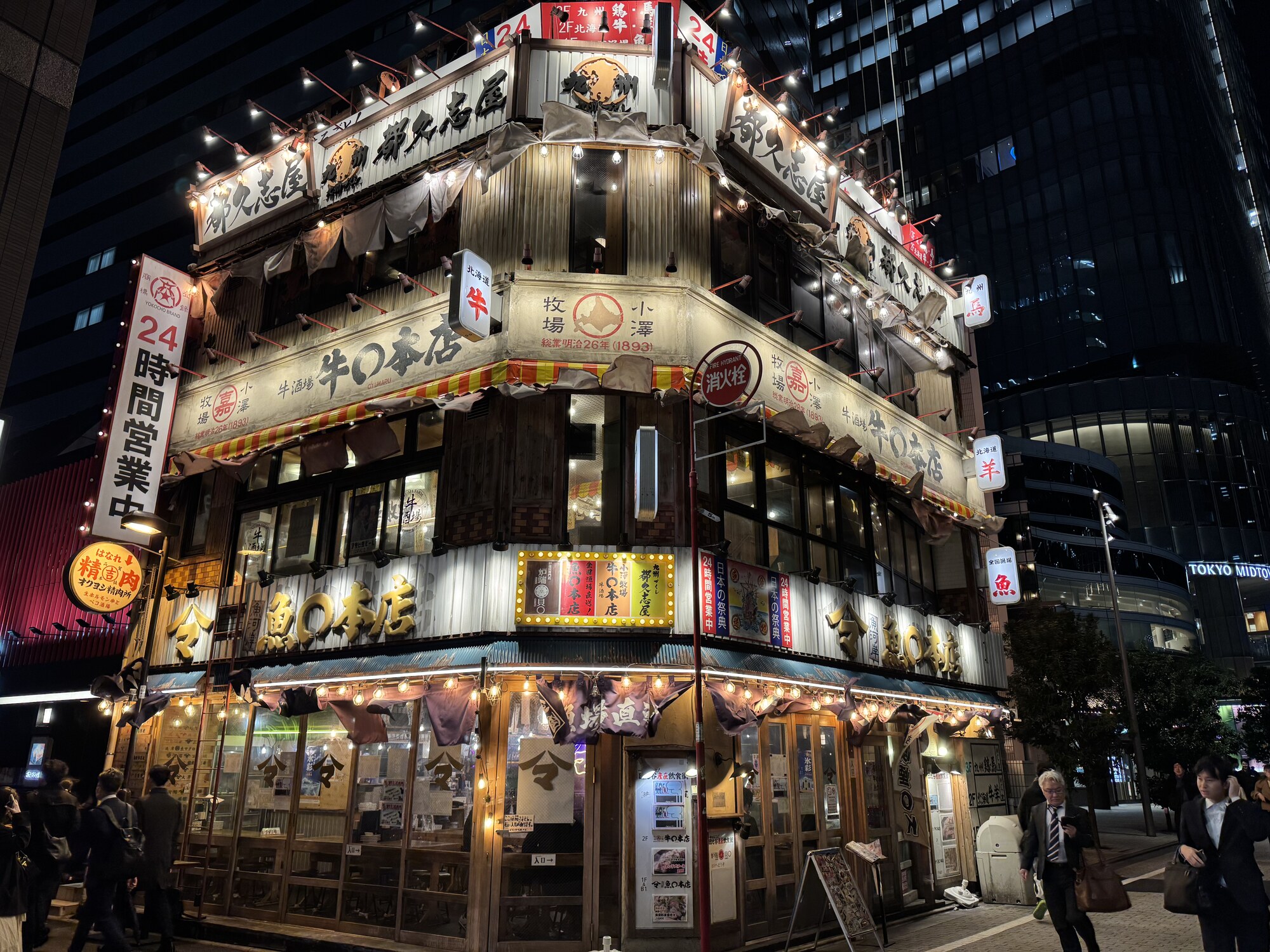Narożna restauracja mięsna Ushi no Honten z farmy Ozawa otwarta 24h, w tle Tokyo Midtown