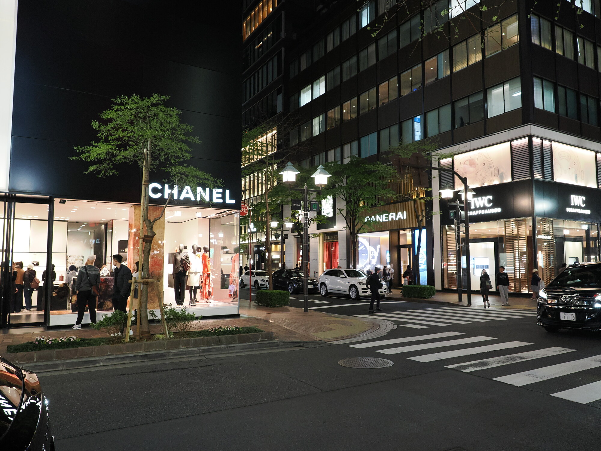 Nocna ulica w Ginzie — sklepy Chanel, Panerai i IWC Schaffhausen
