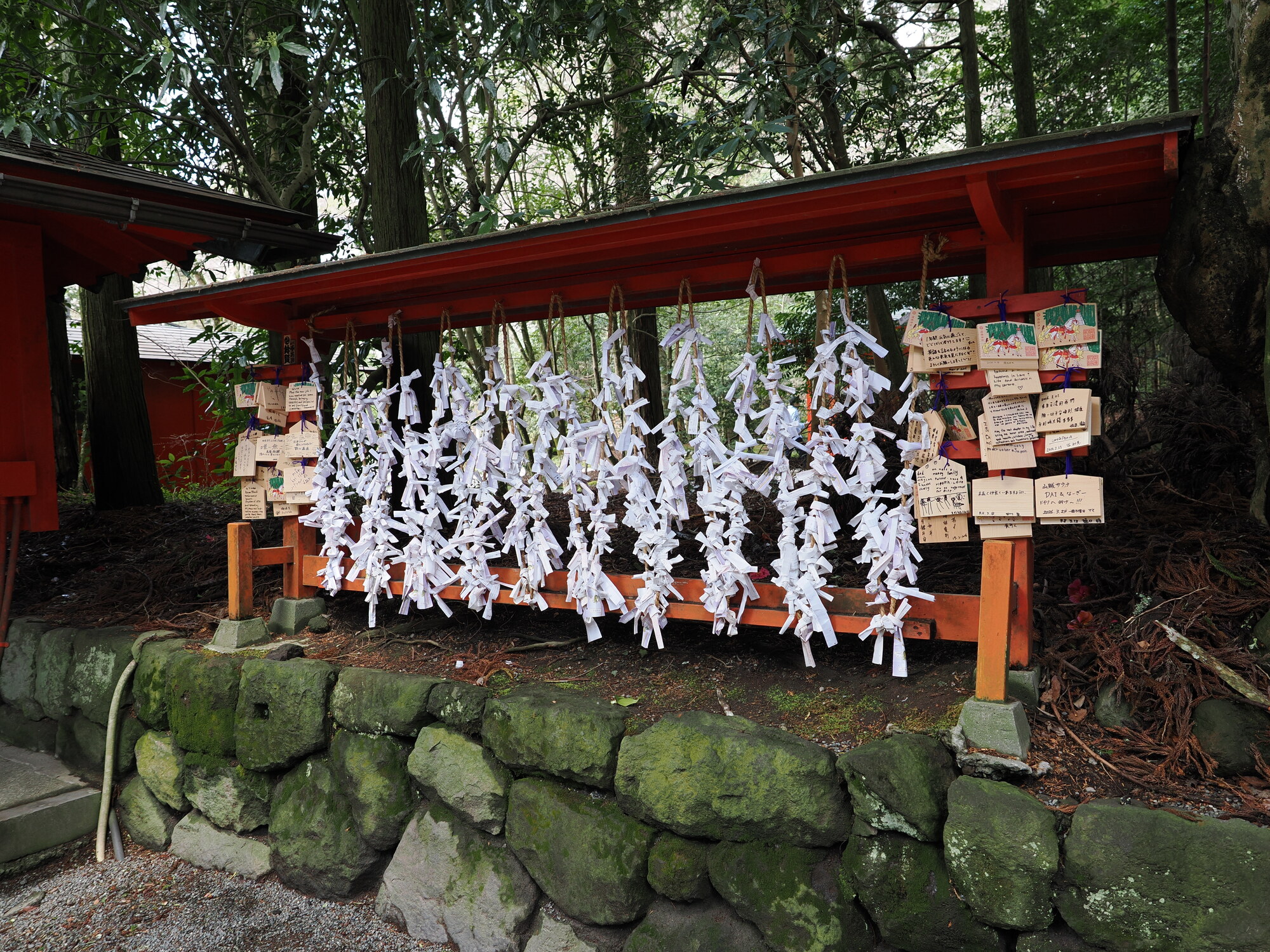 Stelaż z omikuji i tabliczkami ema przy Hakone Jinja