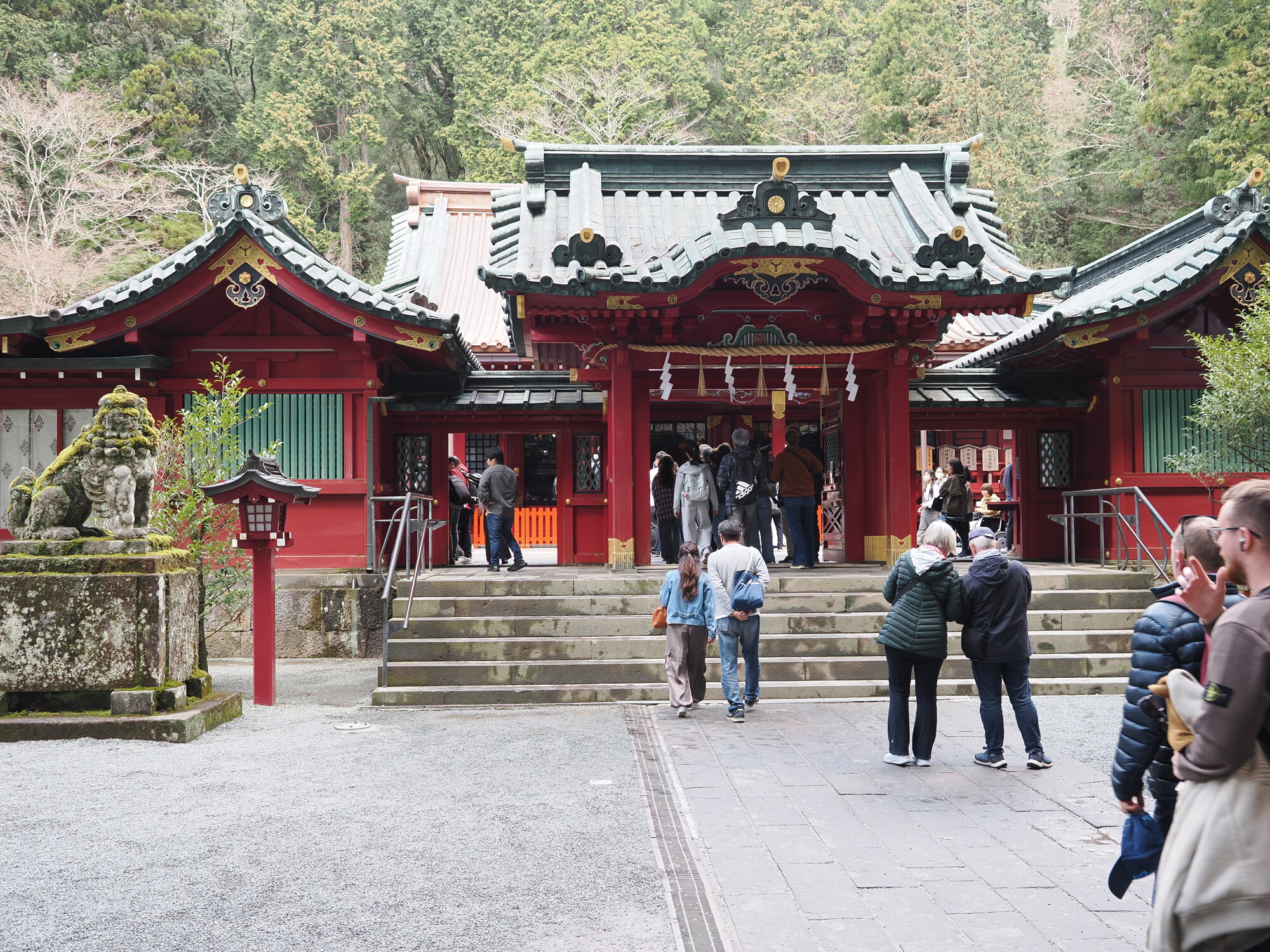 Główna hala Hakone Jinja z komainu po lewej stronie, tłum zwiedzających