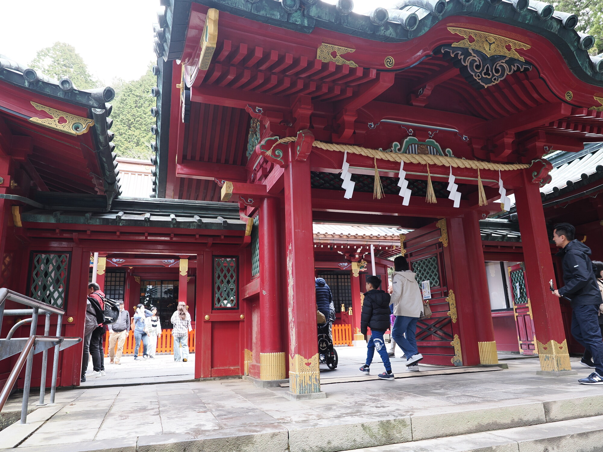 Wejście do głównej hali Hakone Jinja z shimenawa — grubą rytualną liną