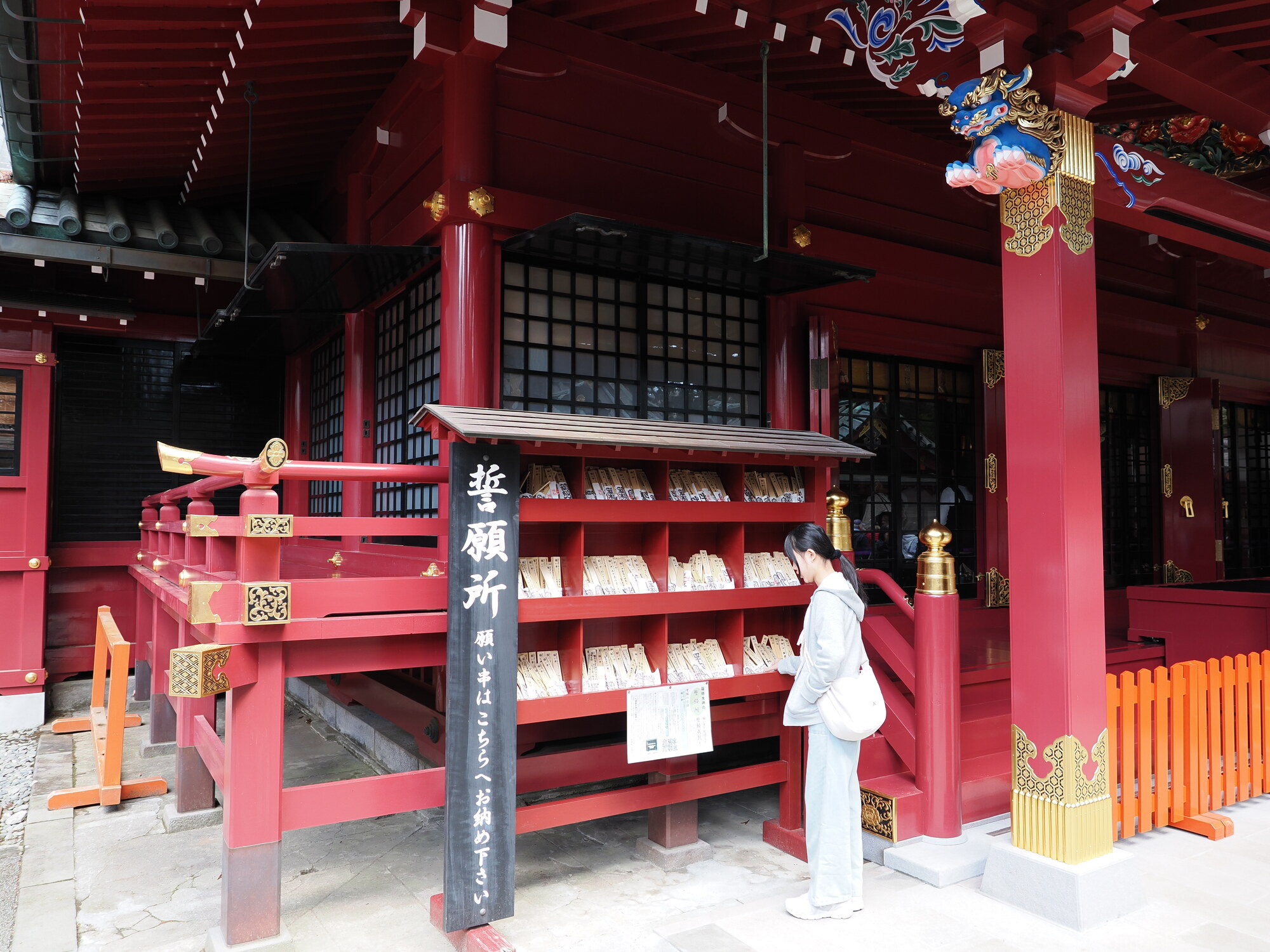 Lada ze ślubowaniami seigan w Hakone Jinja, kobieta przeglądająca drewniane tabliczki