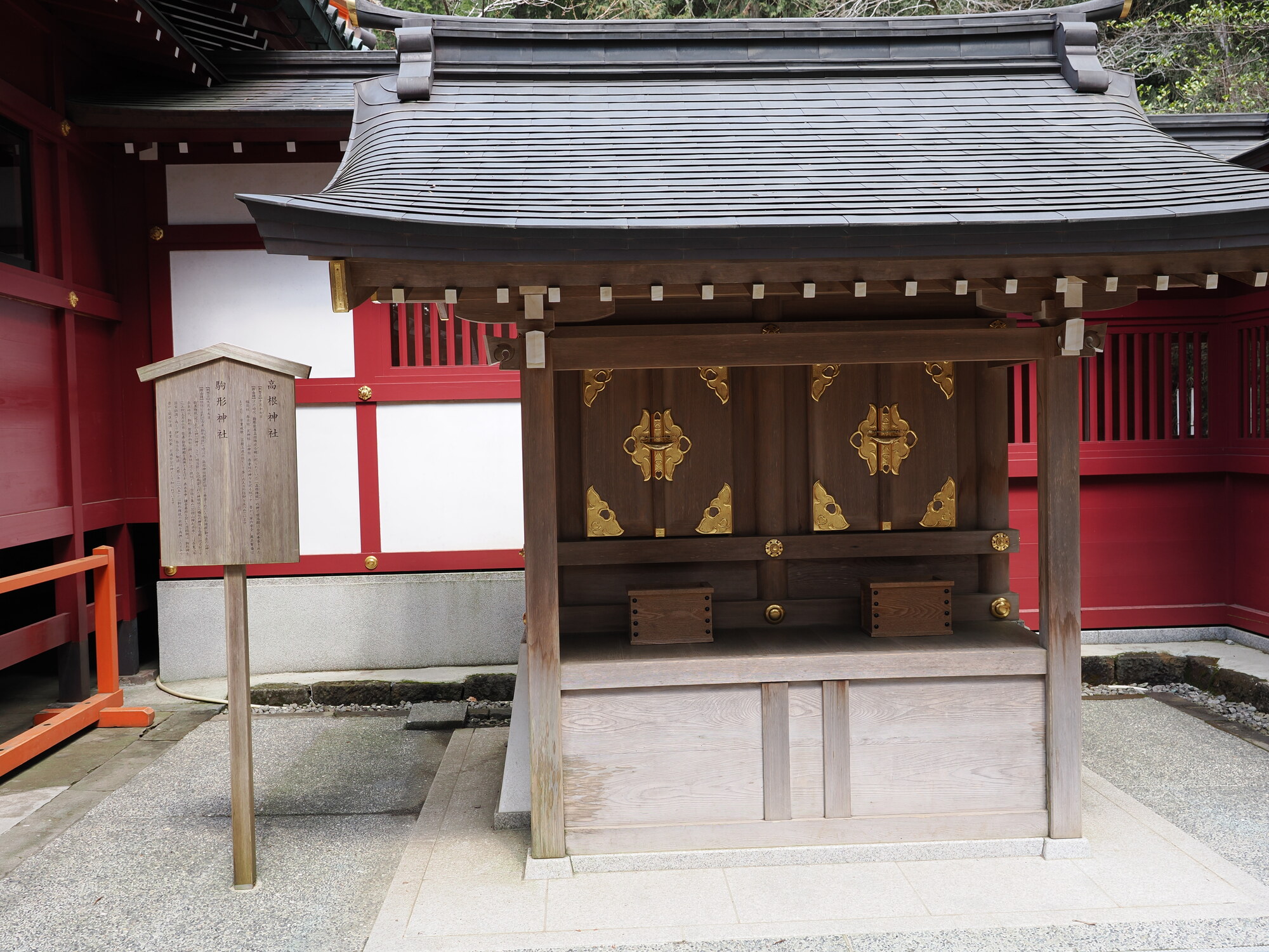 Mała kaplica Komagata Jinja przy Hakone Jinja z złotymi okuciami i tablicą