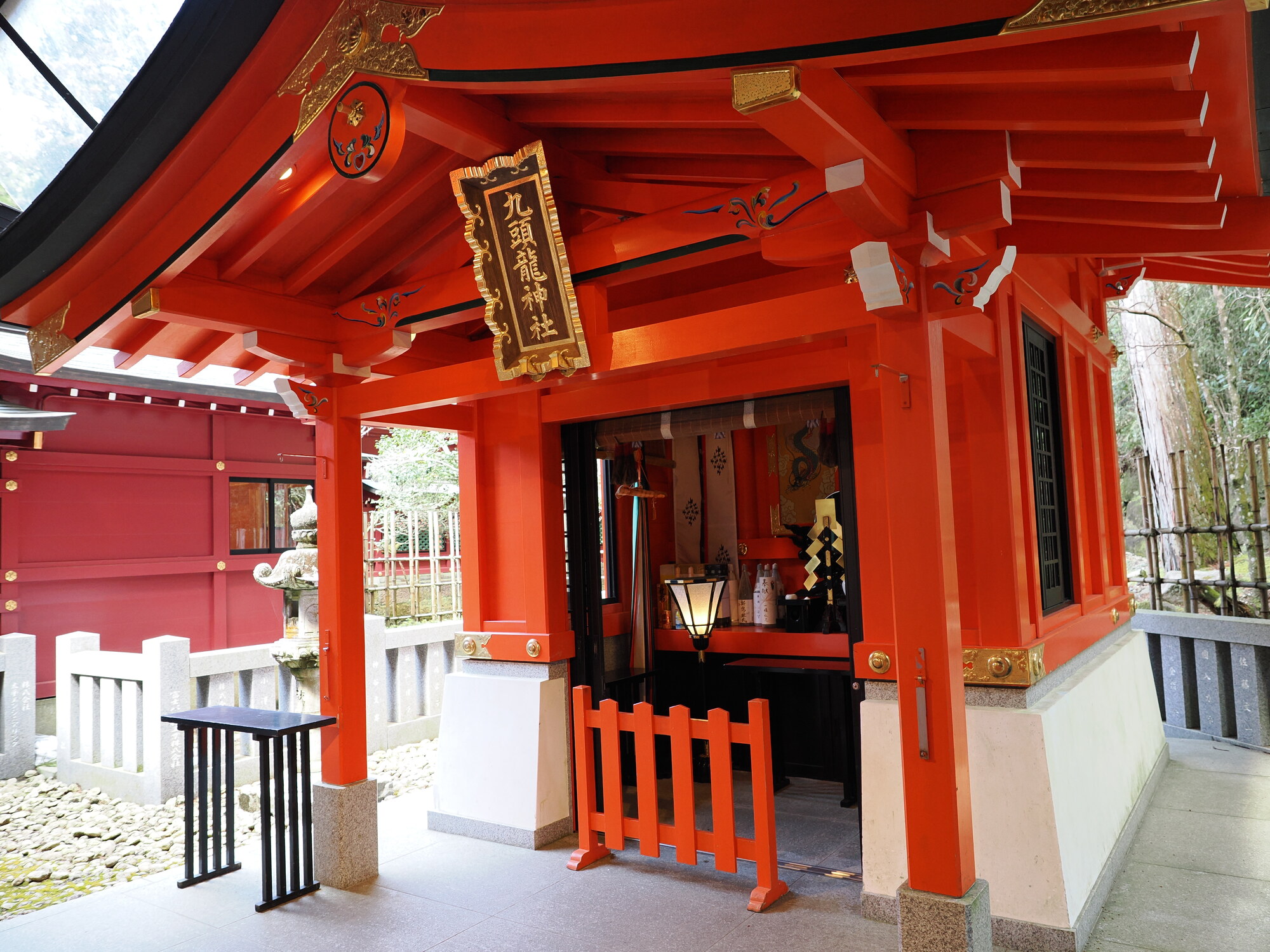 Kaplica Kuzuryu Jinja w Hakone Jinja z tablicą Dziewięciogłowy Smok Bóg