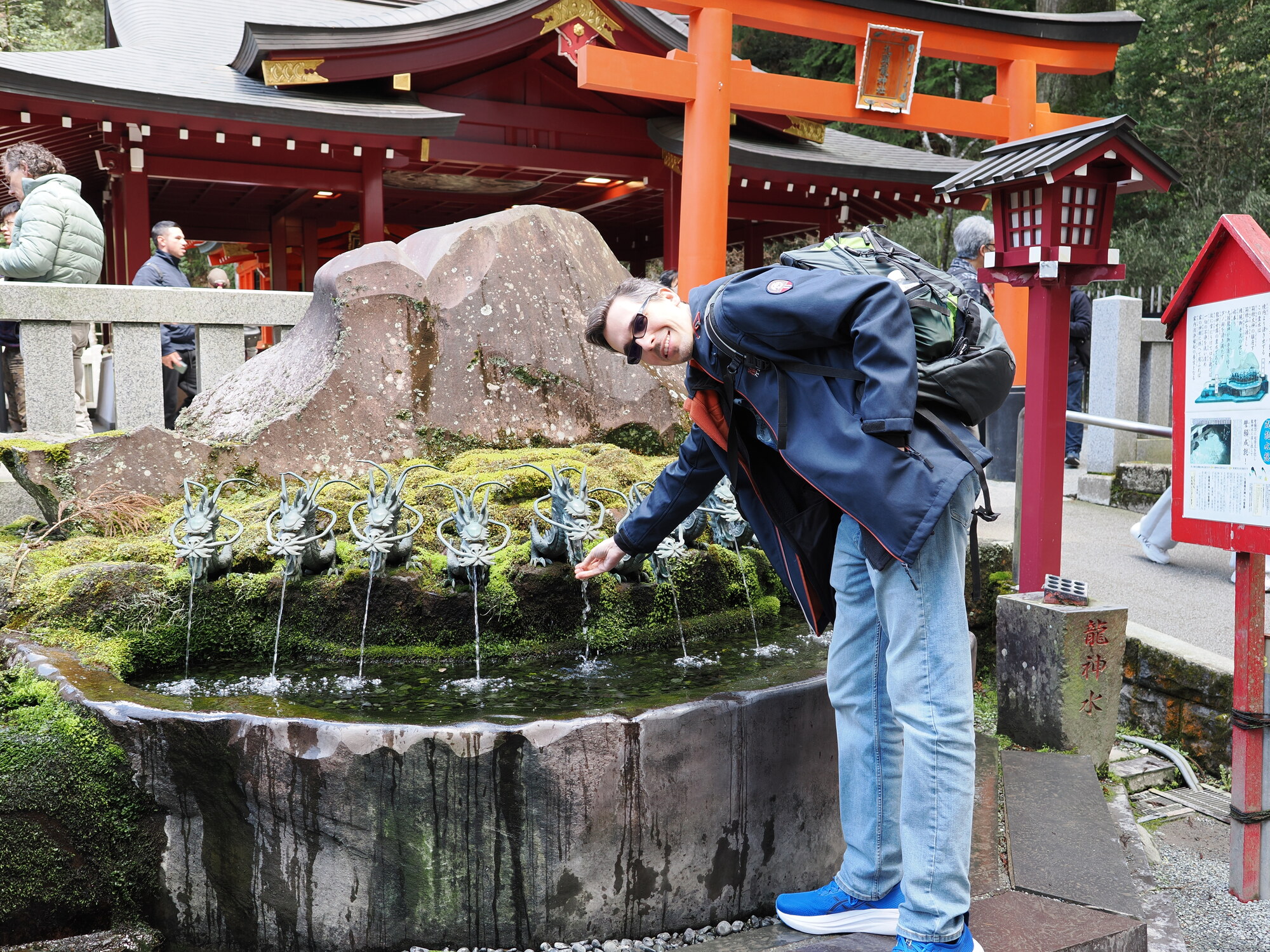 Kamil przy fontannie z dziewięcioma głowami smoka Kuzuryu przy Hakone Jinja