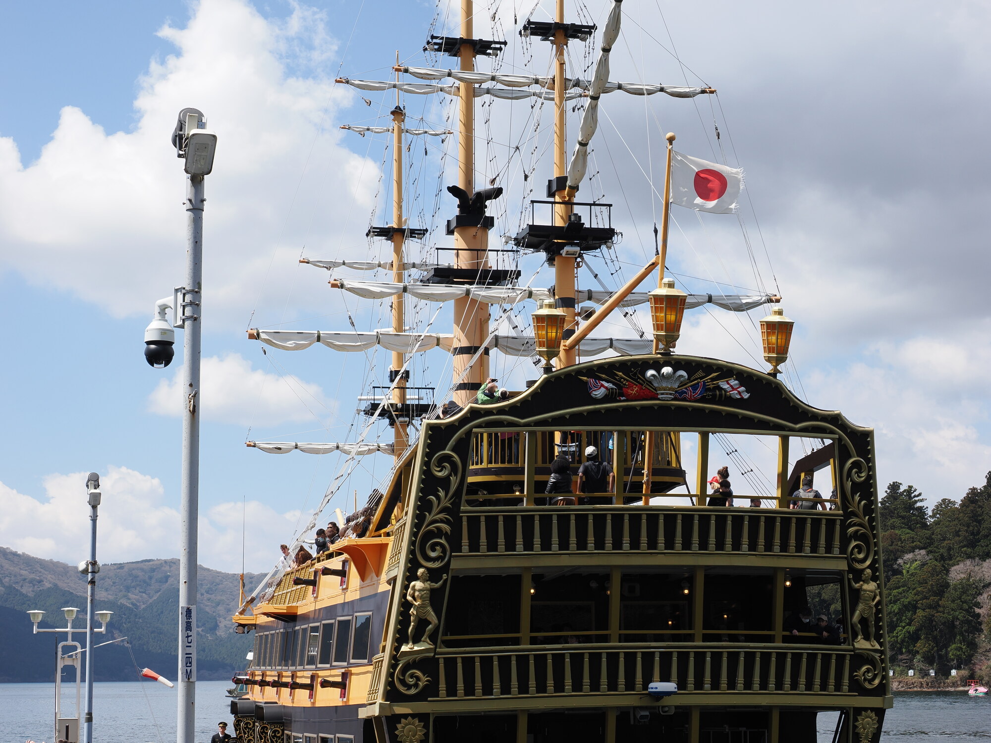 Rufa pirackiego statku Queen Ashinoko z ozdobną rzeźbą i flagą japońską