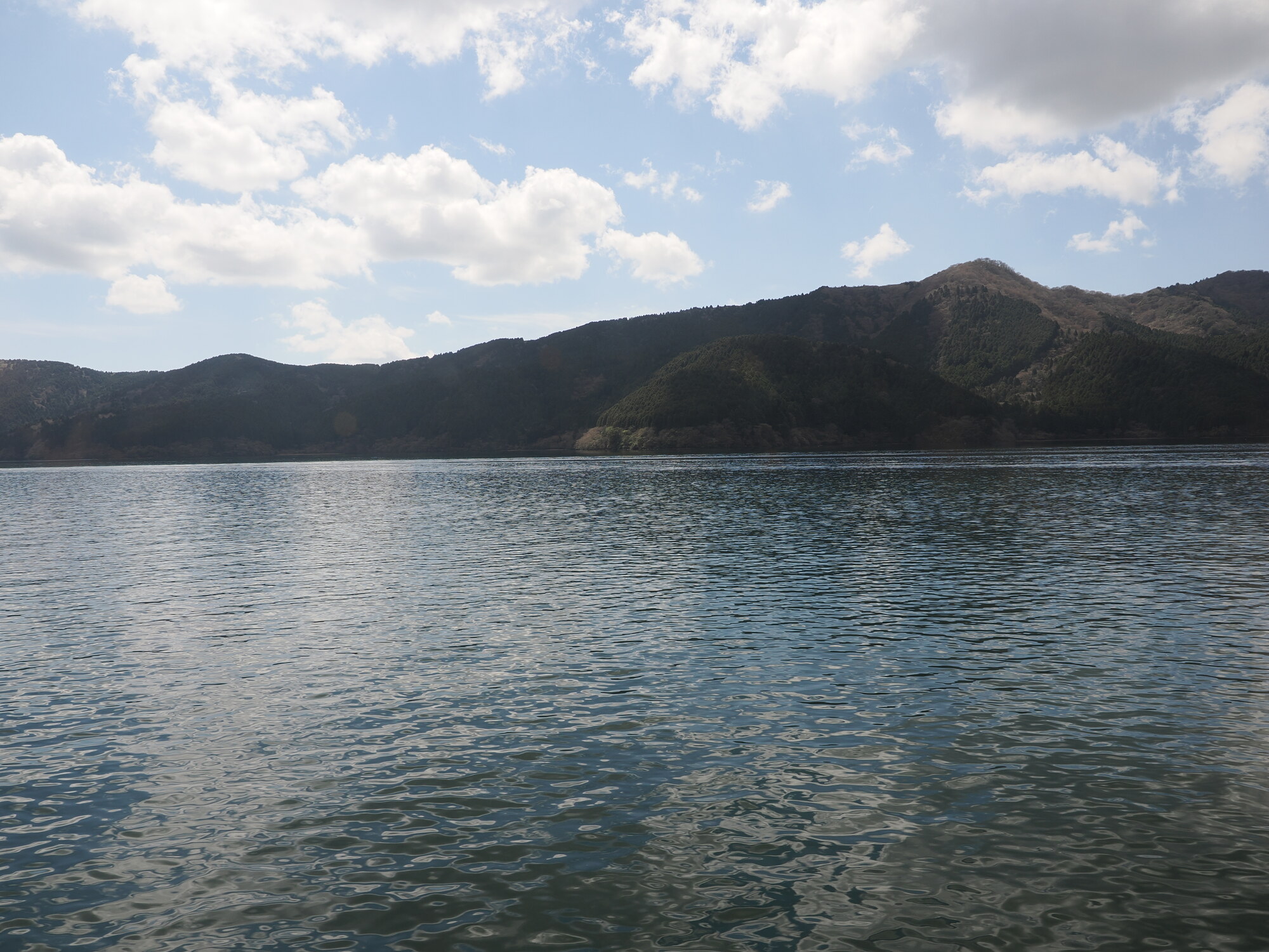 Figurehead statku Queen Ashinoko — rzeźba uskrzydlonej królowej na dziobie na tle jeziora Ashinoko