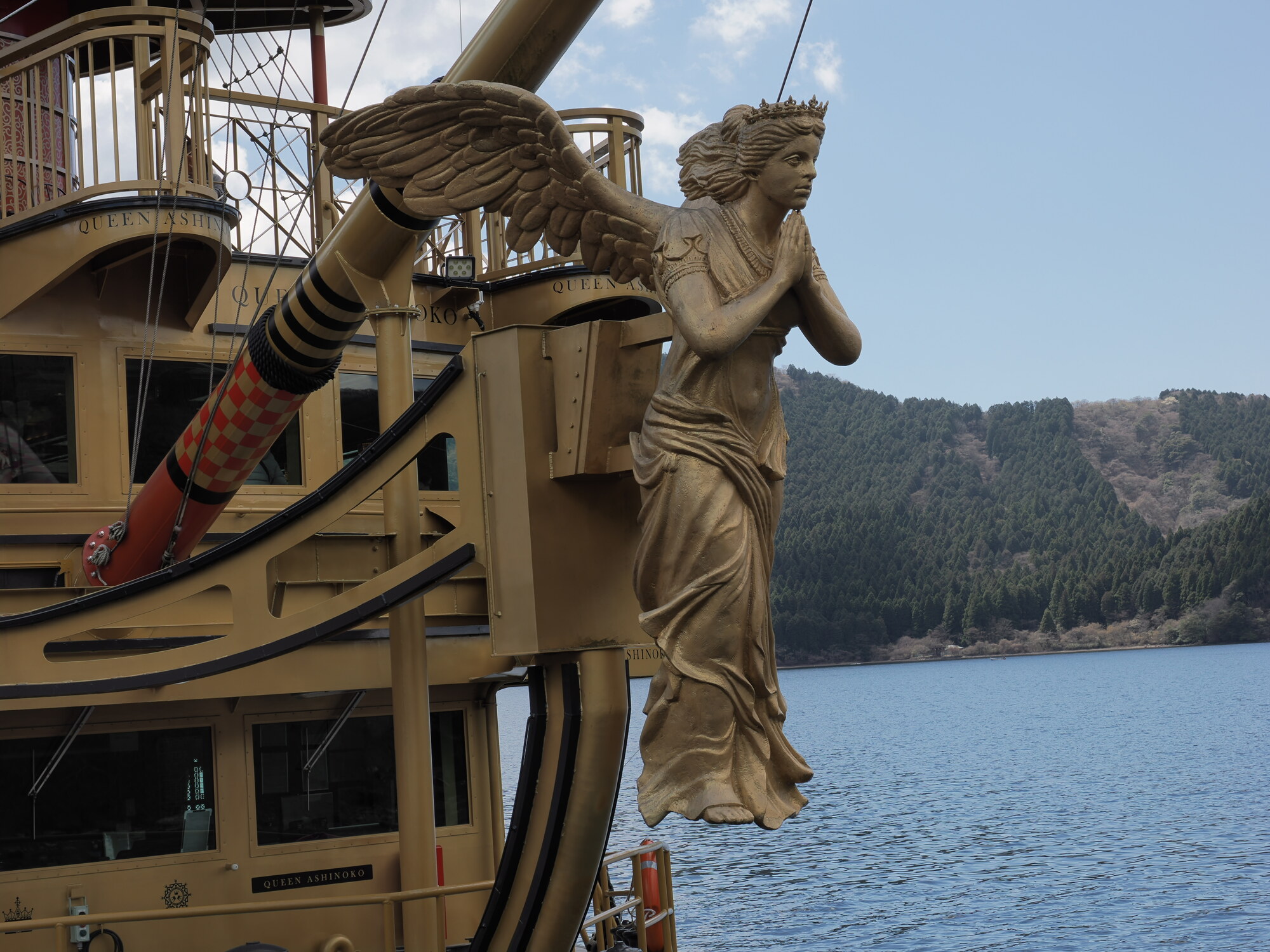 Panorama jeziora Ashinoko w Hakone z leśnymi wzgórzami i błękitnym niebem