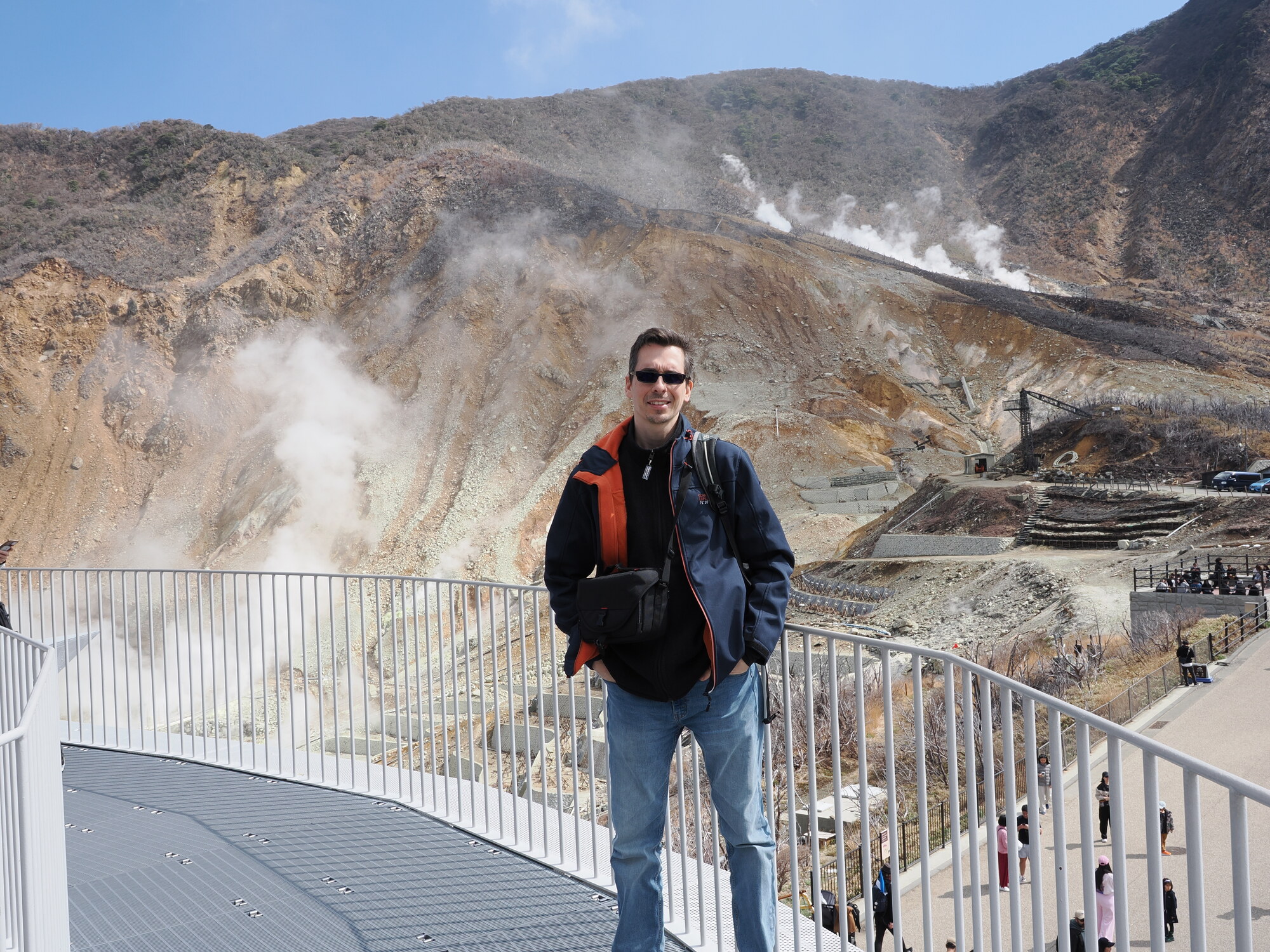 Kamil na tarasie widokowym Owakudani z aktywnym polem fumarolicznym i kaldery w tle