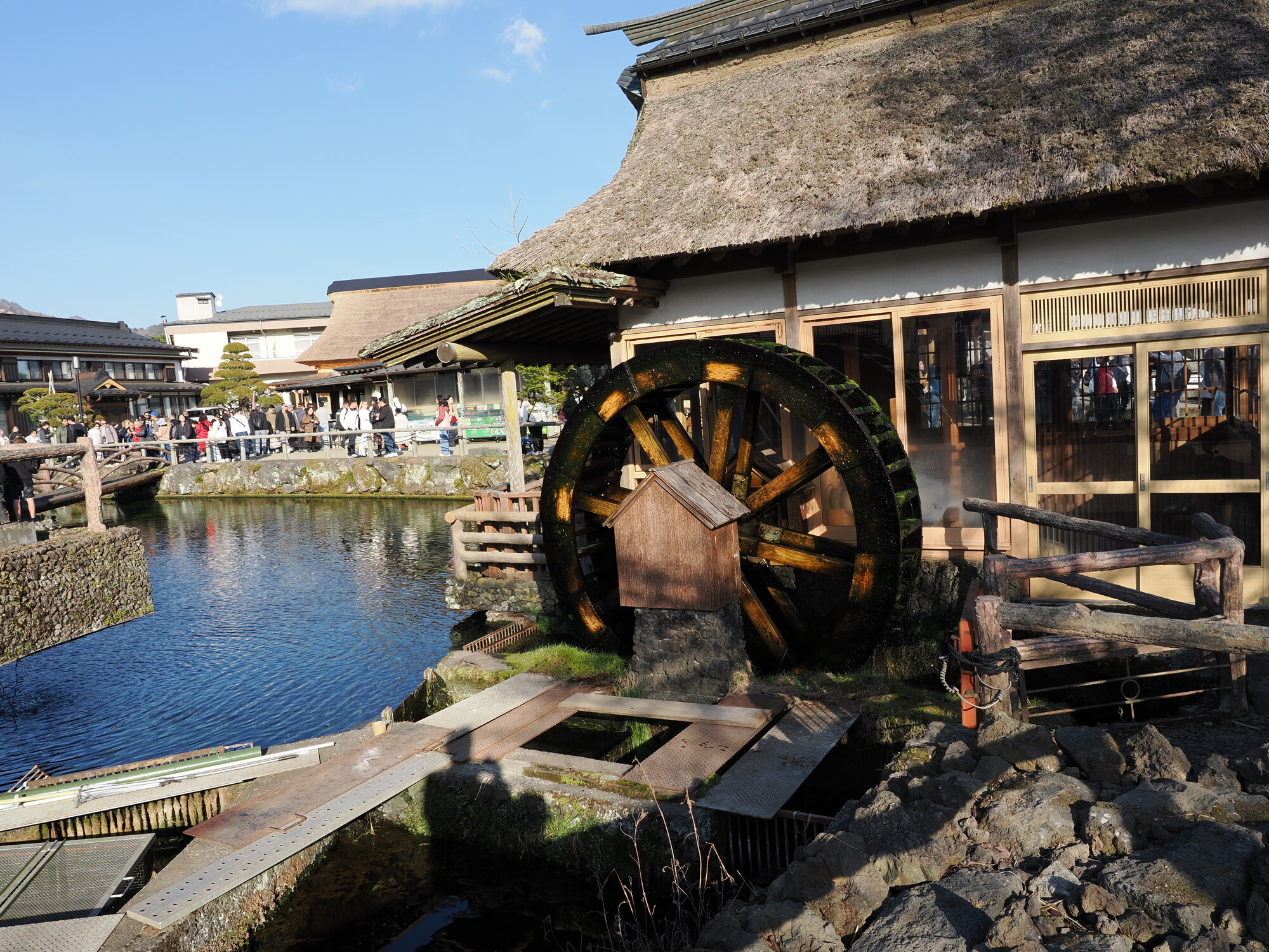 Koło wodne przy stawie w Oshino Hakkai — historyczny młyn przy krystalicznej wodzie ze źródeł pod Fuji