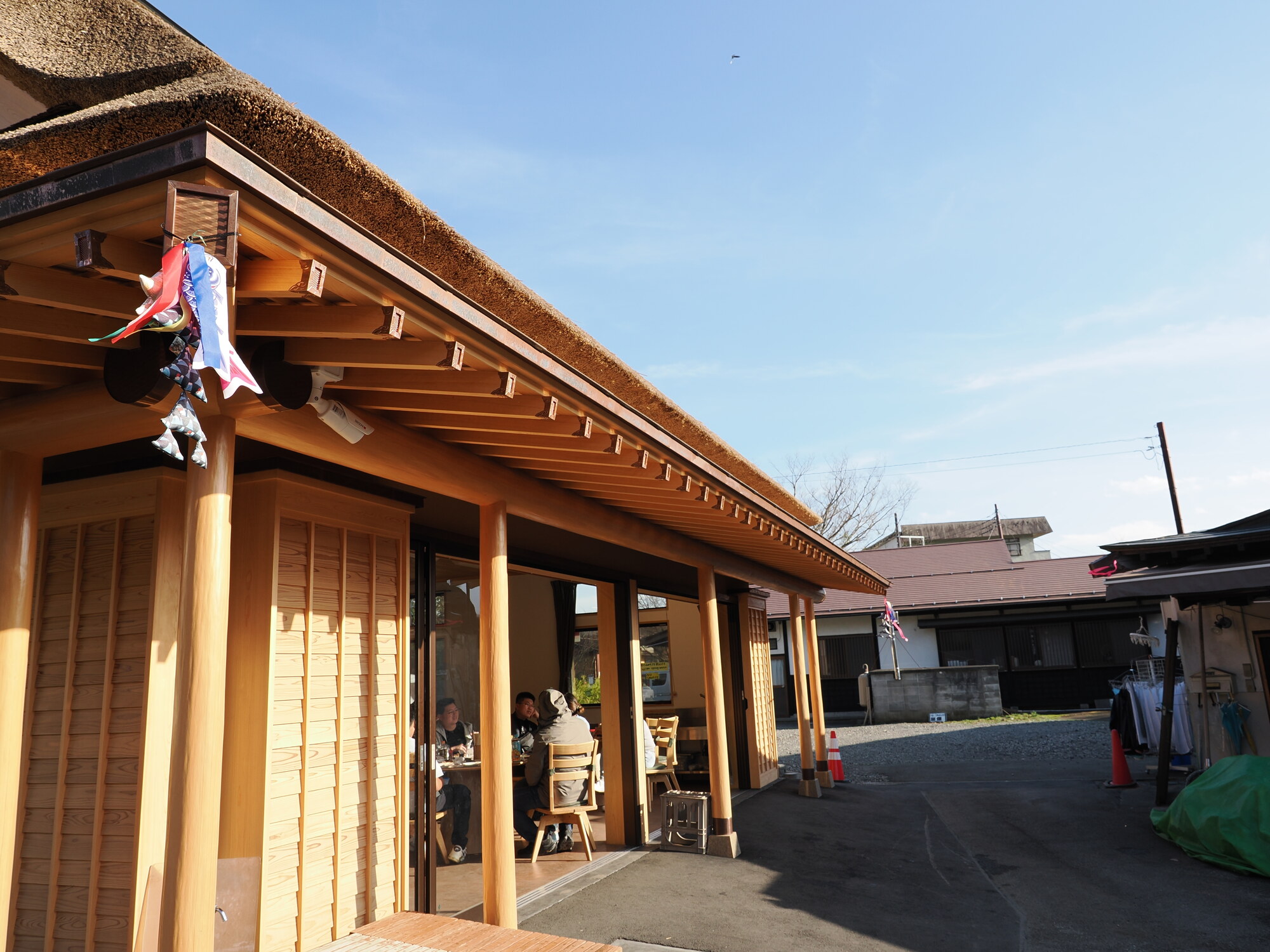 Restauracja z dachem ze strzechy gassho-zukuri w Oshino Hakkai z wiszącymi dekoracjami