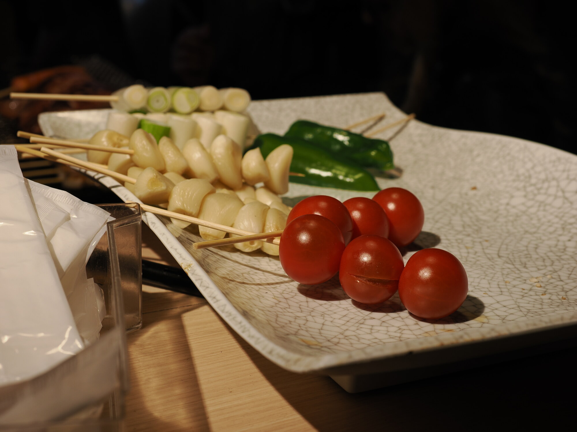 Warzywa na szaszkach — czosnek, por, papryczki shishito i pomidorki cherry