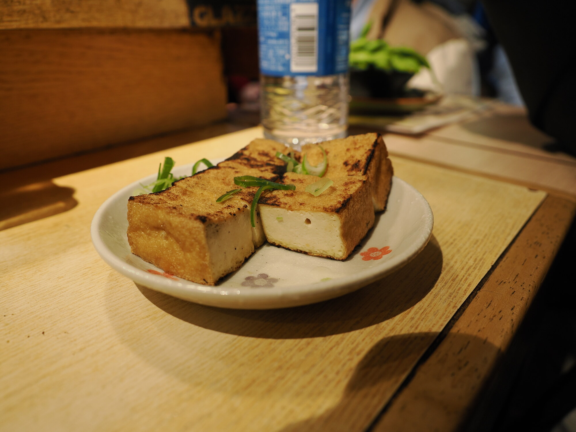 Agedashi tofu na talerzu — smażone tofu z chrupiącą skórką i szczypiorkiem