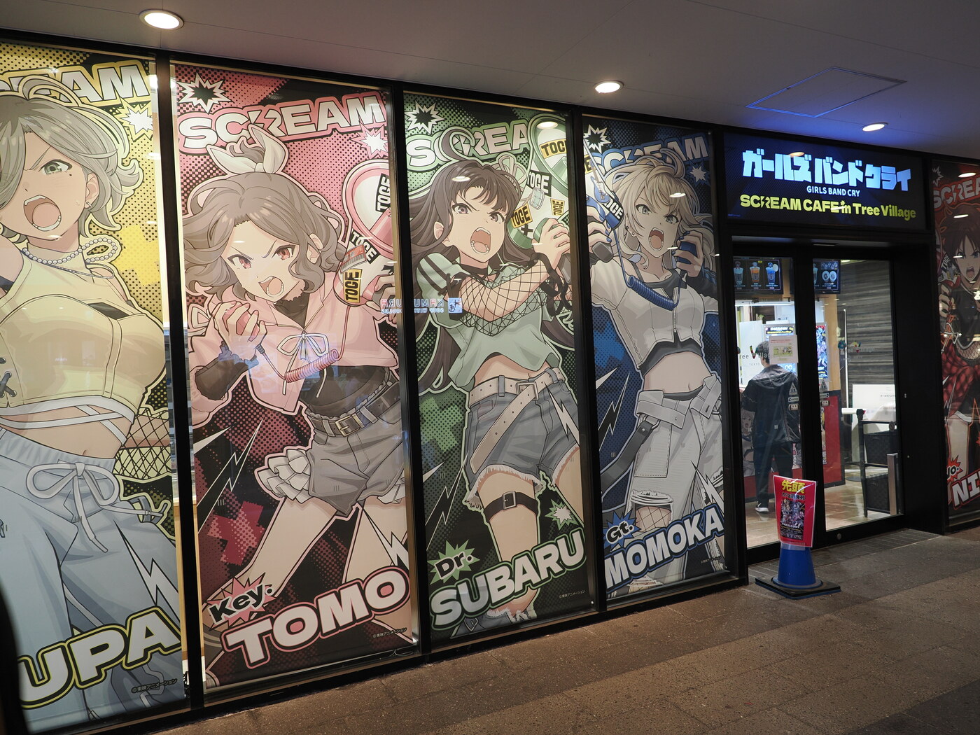 Girls Band Cry Scream Cafe in Tree Village — wielkoformatowe banery z postaciami anime Tomo, Subaru, Momoka na witrynach