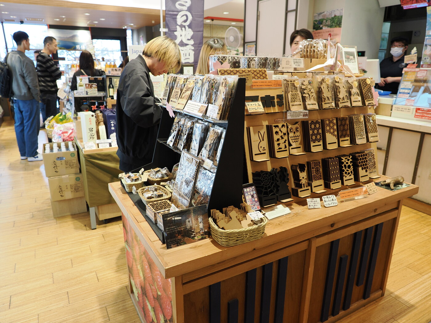 Sklep z pamiątkami w Solamachi — drewniane lasery wycinane zakładki i dekoracje, sake i produkty regionalne w tle