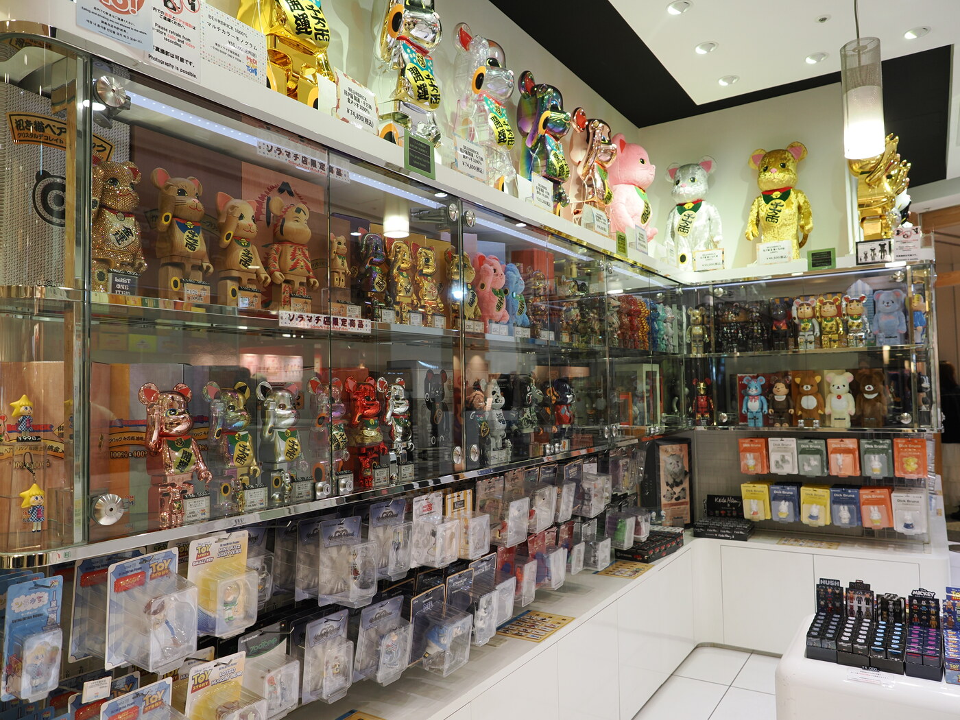 Sklep Medicom Toy z kolekcją BE@RBRICK — gabloty pełne figurek niedźwiadków w złocie, chromie i limitowanych wersjach, ceny do 74 000 jenów