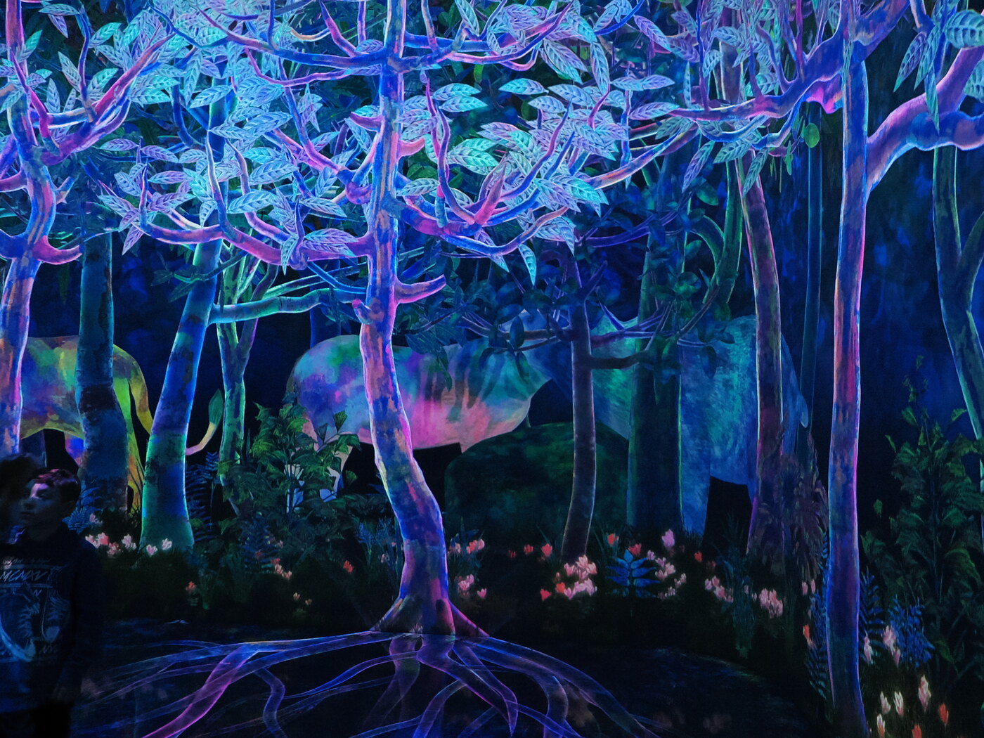 teamLab Planets — schody do instalacji czarna sala, wąski podświetlony korytarz z niebieskimi kapsułami biegnący w mrok, sylwetka człowieka w głębi