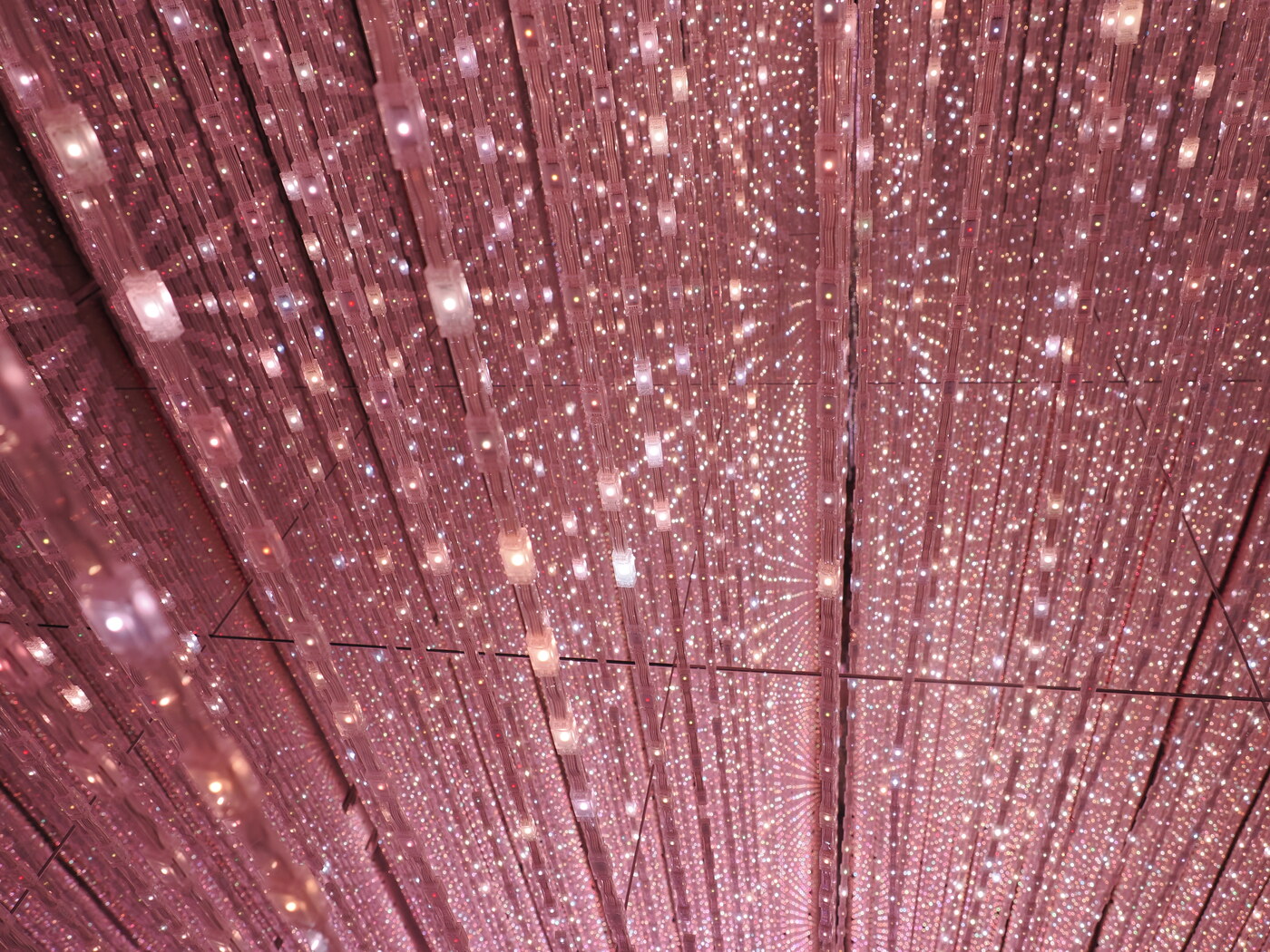 teamLab Planets — sufit z różowych włókien świetlnych z tysiącami migoczących punktów, tworzy efekt galaktyki lub gwieździstego nieba