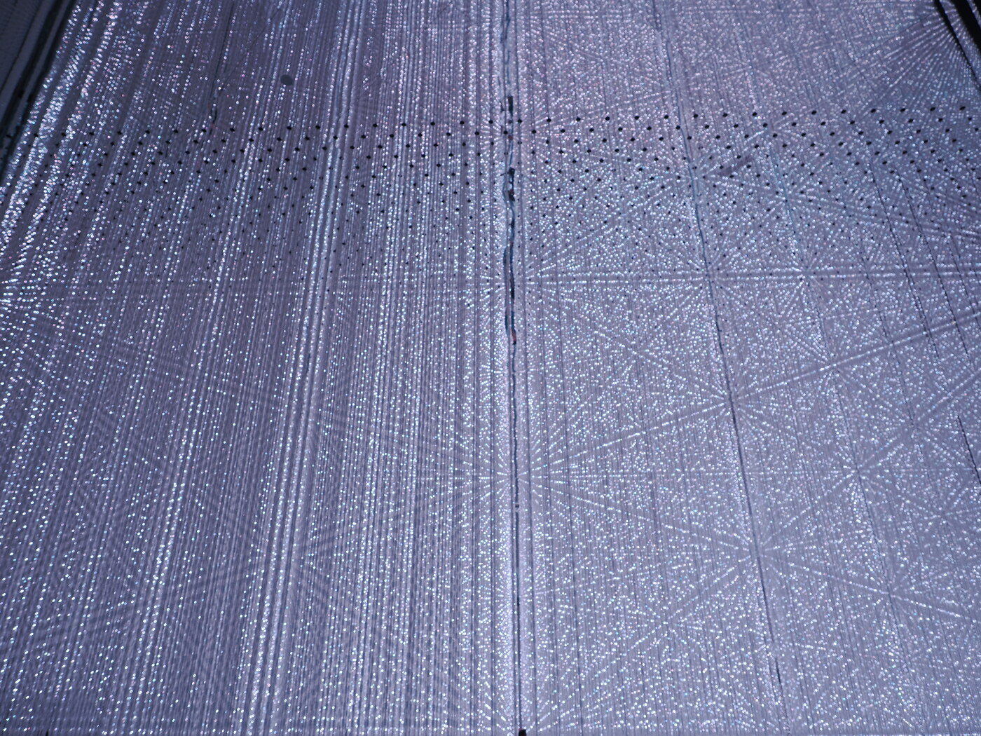 teamLab Planets — niebiesko-srebrny sufit z pionowymi włóknami świetlnymi i wzorem gwiazdkowym, zimna tonacja, symetryczne linie