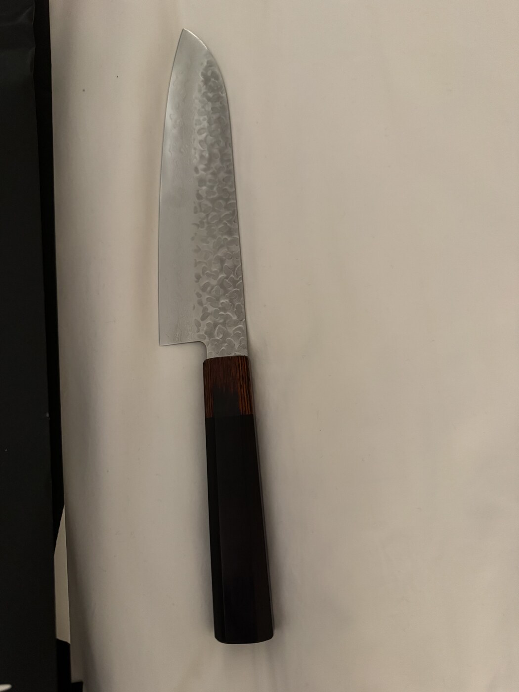 Nóż santoku Seisuke — pełna sylwetka, wykończenie tsuchime na klandze, trzonek wa z ciemnego drewna z ferrule z wenge