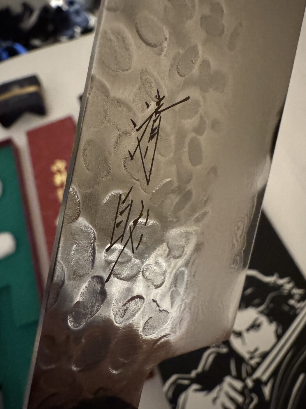 Zbliżenie na klangę noża — wzór tsuchime z nieregularnymi wgłębieniami, grawerunek kanji 清助, strefa ostrza gładka i wypolerowana