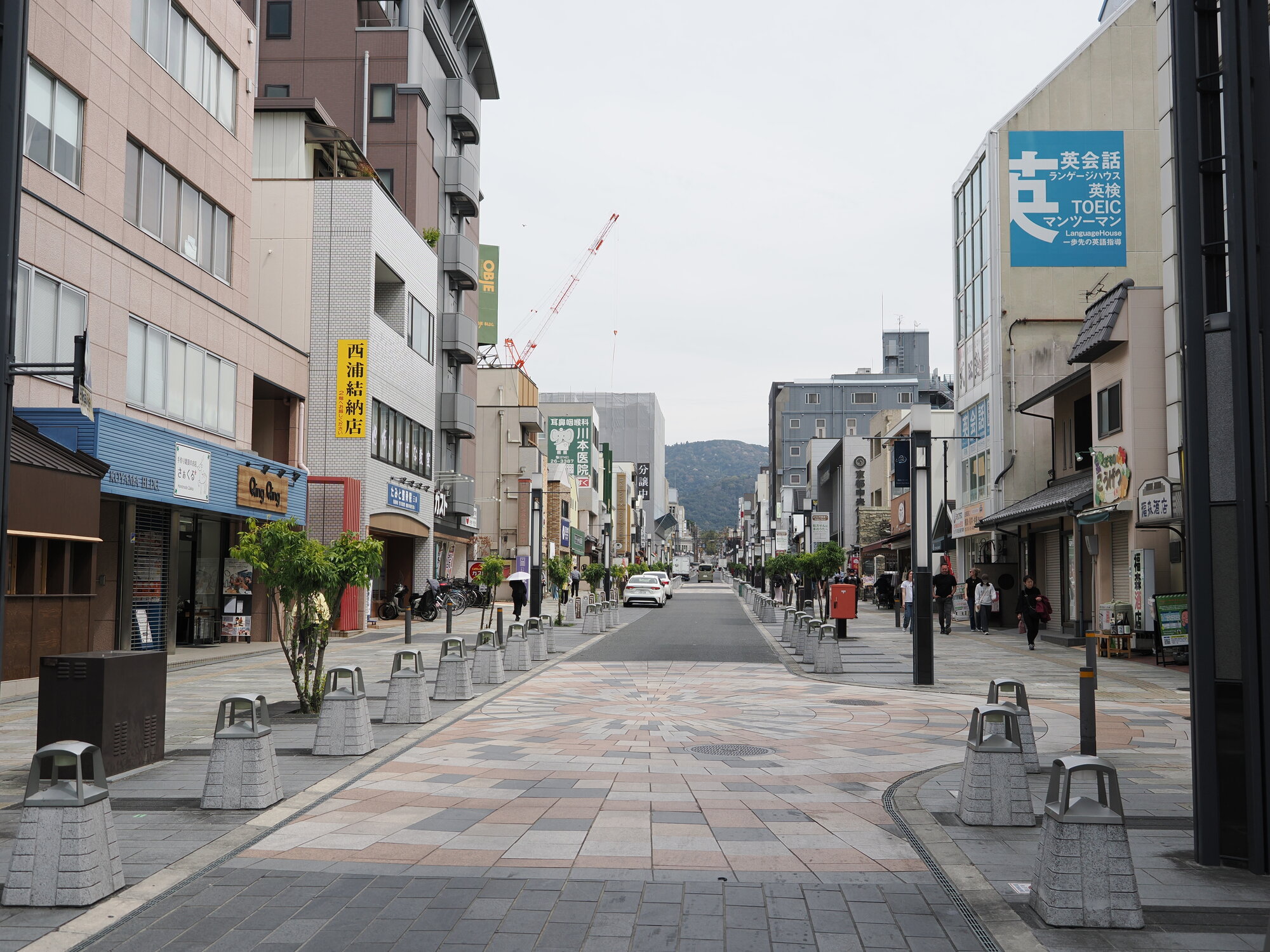 Sanjō-dōri w Narze — szeroka piesza ulica handlowa prowadząca w kierunku wzgórz