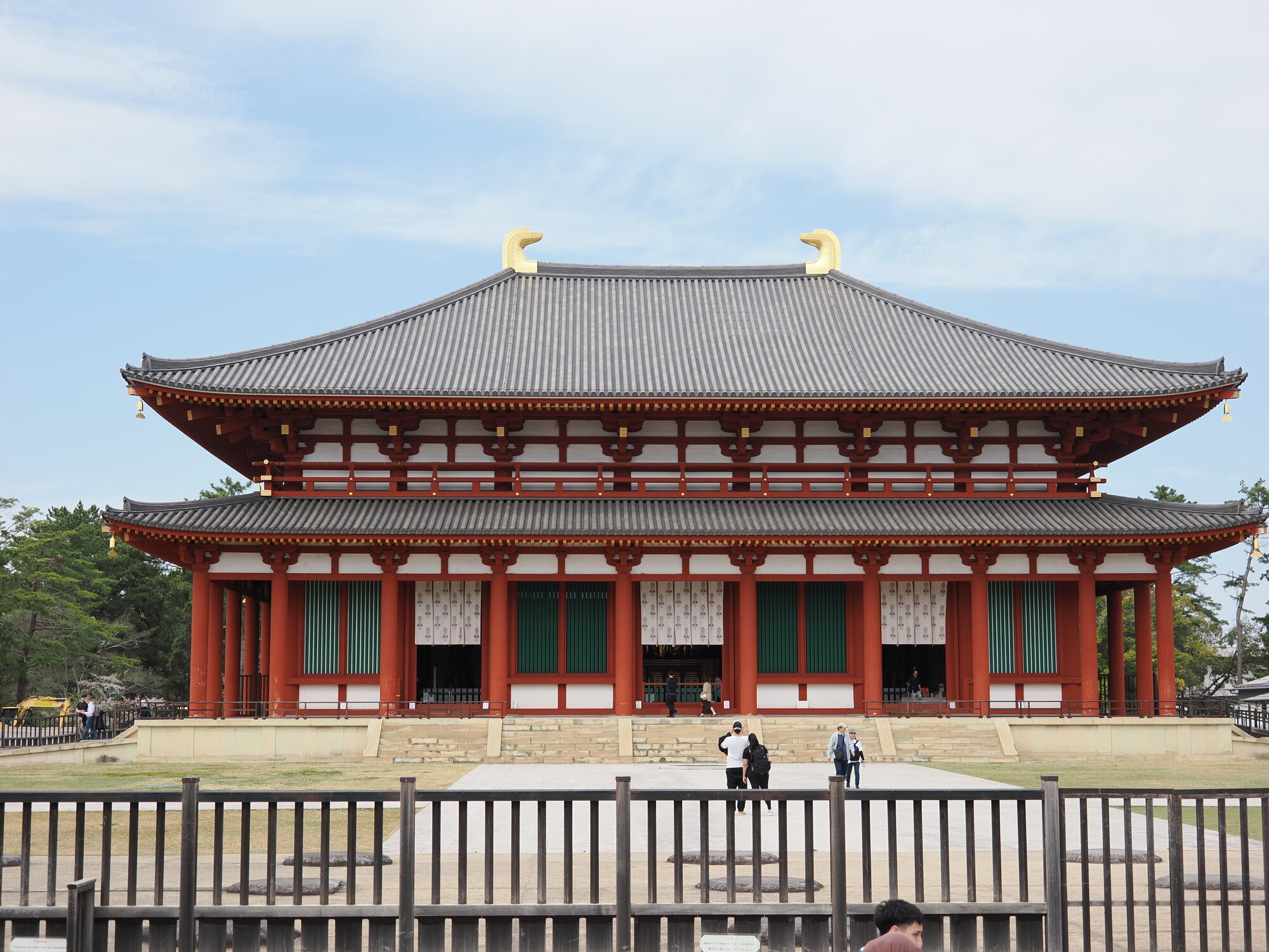 Chūkondō świątyni Kōfuku-ji w Narze — czerwono-biały pawilon z dachem i złotymi ozdobami shibi