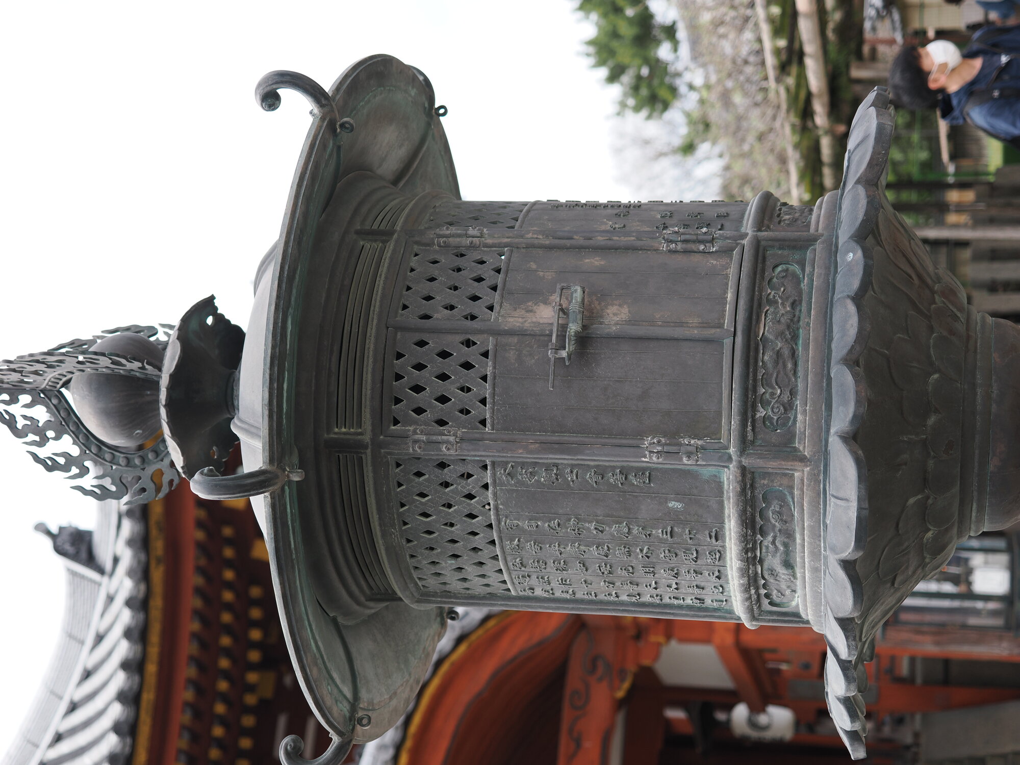 Jelenie sika na trawie przy Kōfuku-ji z turystami w tle