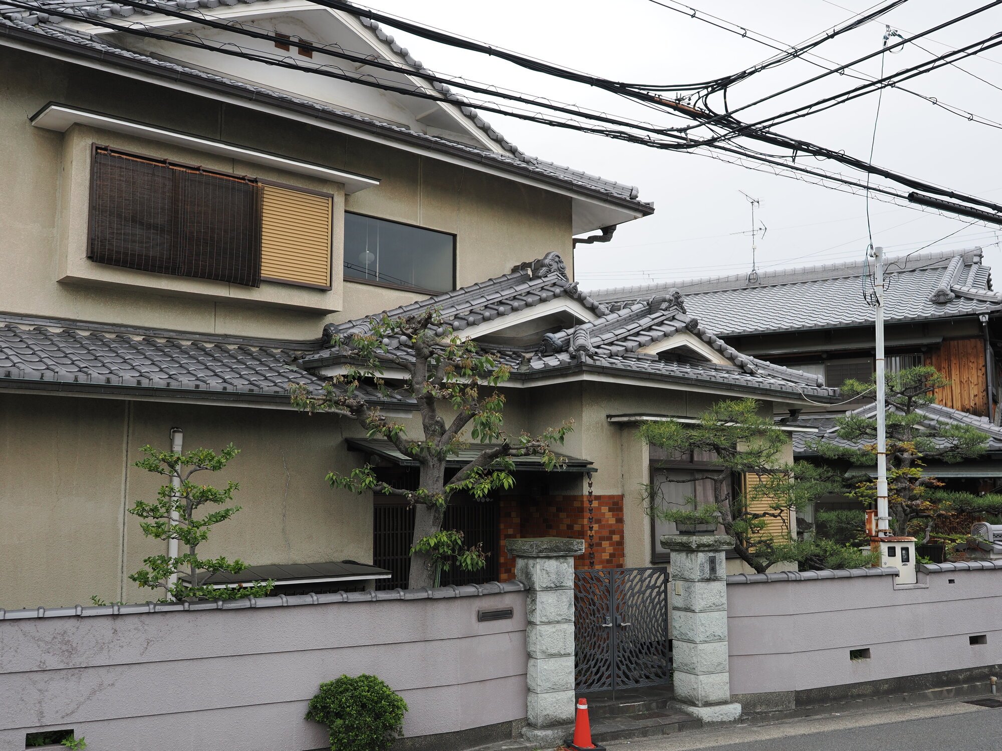 Japoński dom z kutą bramą i sosnami bonsai w Uji