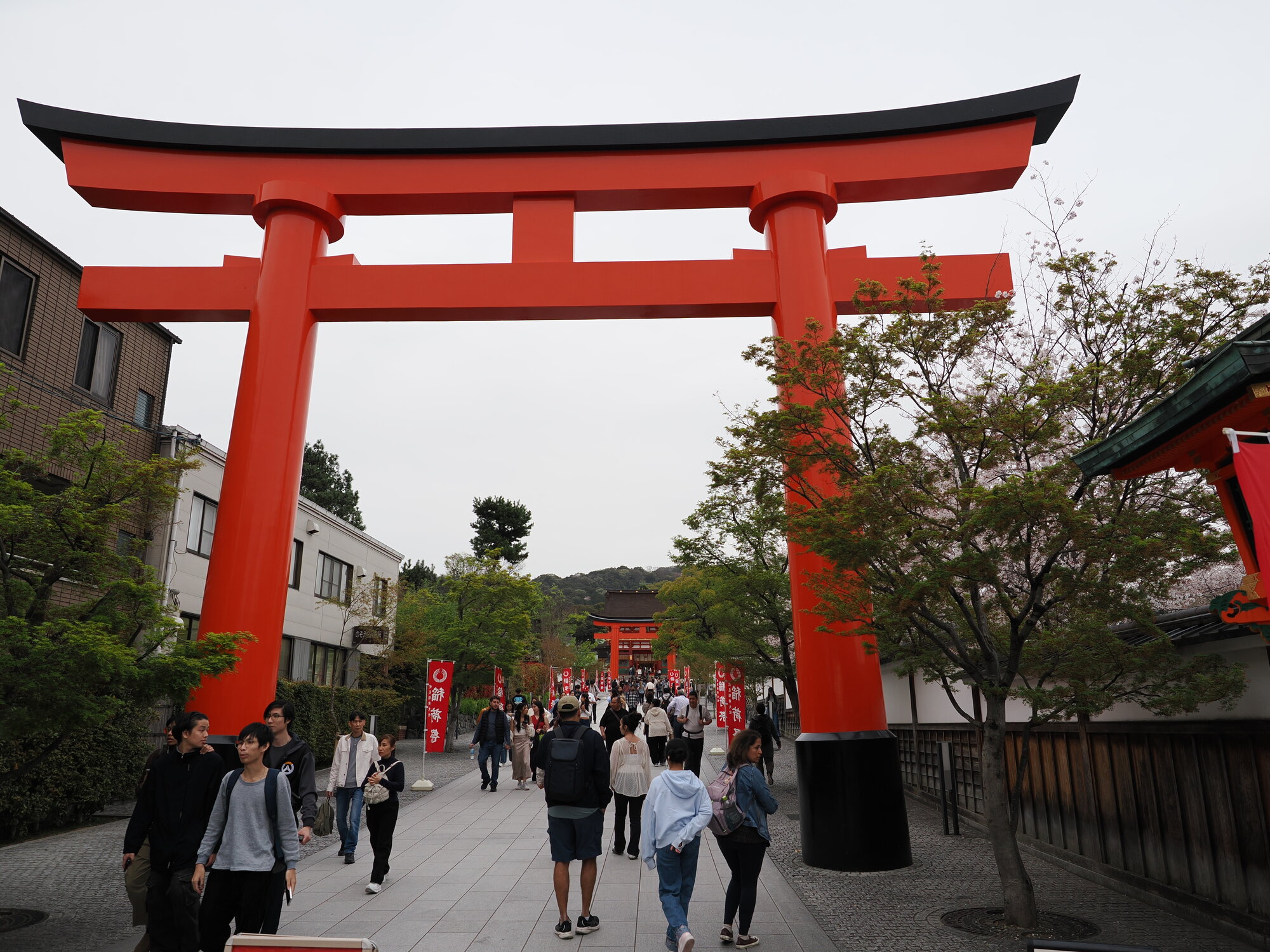 Pierwsza wielka torii przy wejściu do Fushimi Inari z tłumem turystów