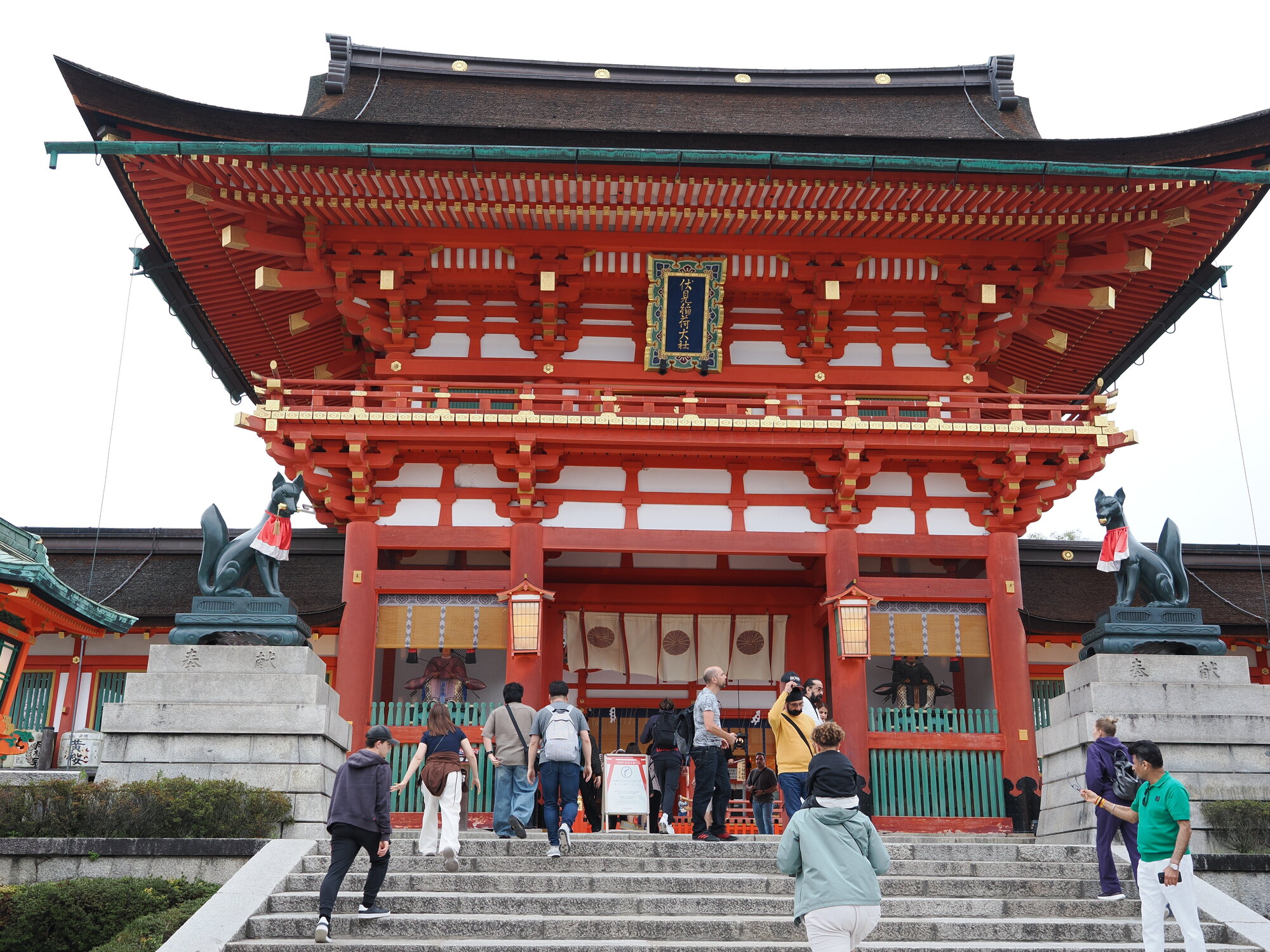 Rōmon — Brama Wieżowa Fushimi Inari z posągami lisów na schodach