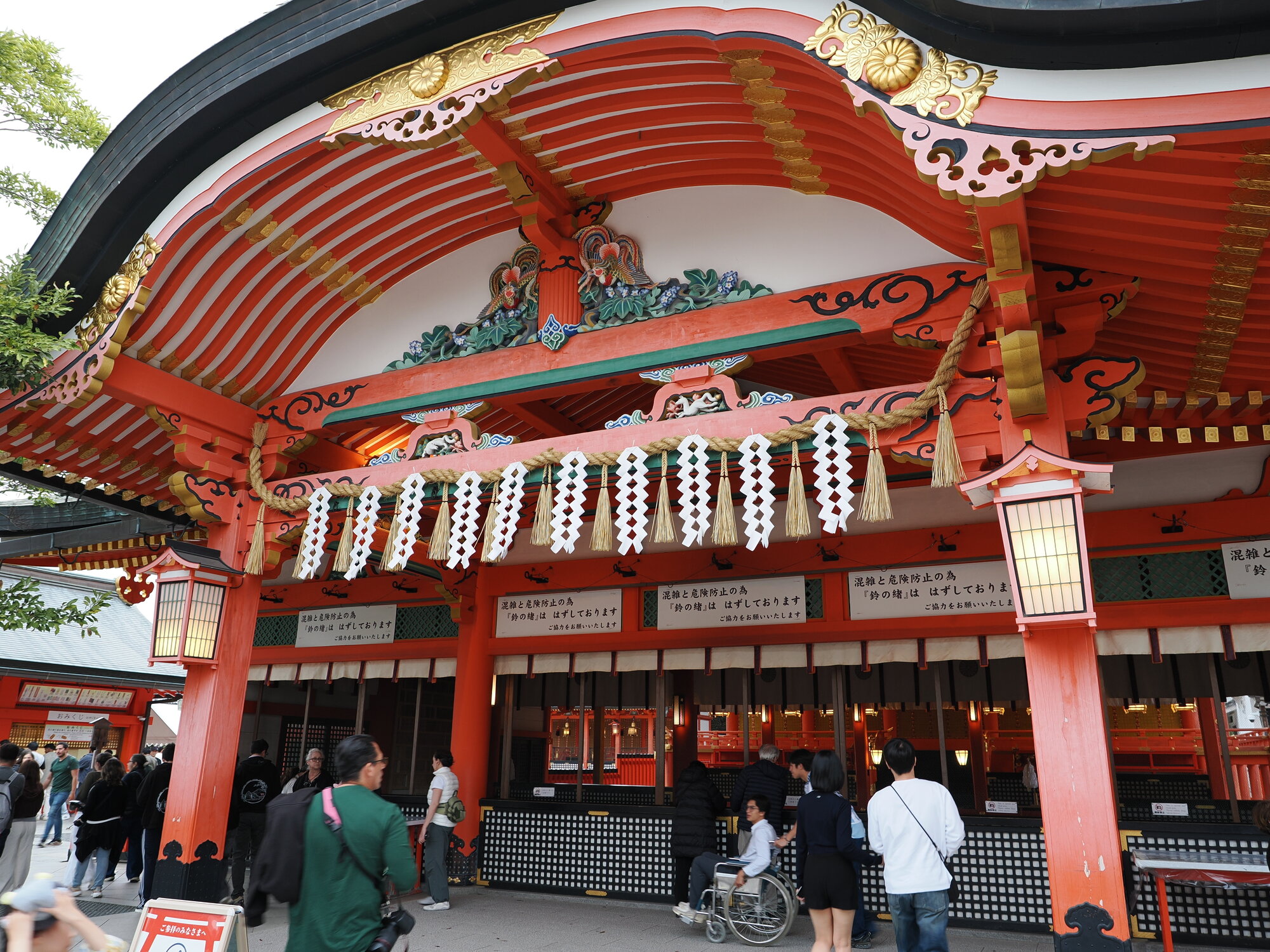 Honden Fushimi Inari — główna hala kultu z liną shimenawa i rzeźbami kogutów