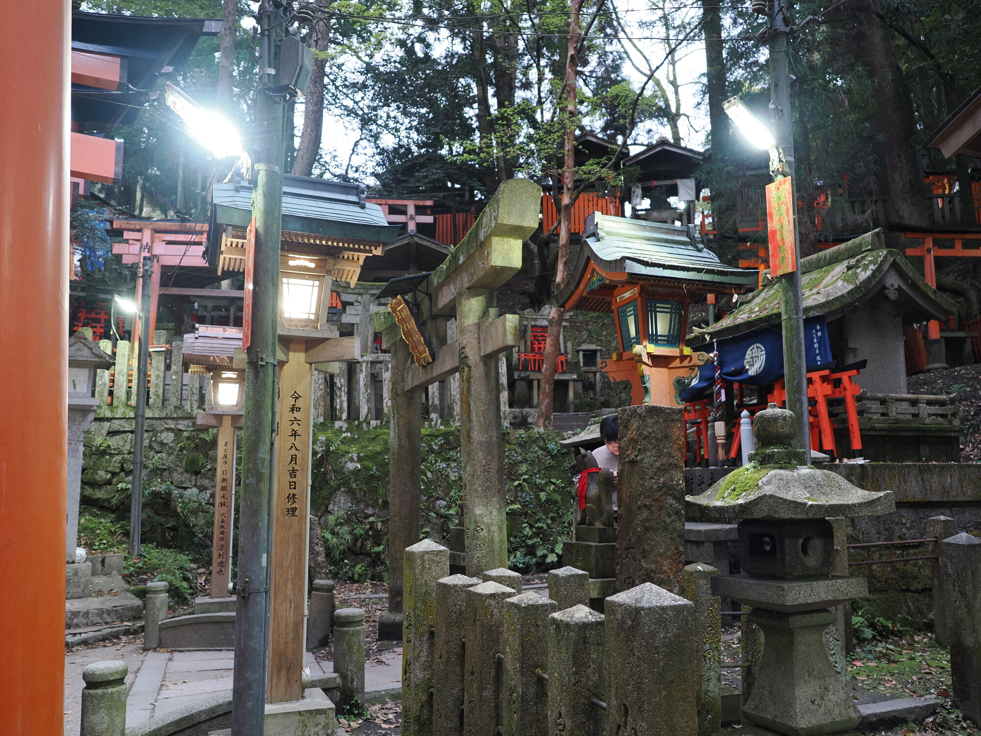 Skupisko kapliczek otsuka z torii, latarniami i tabliczkami wotywymi