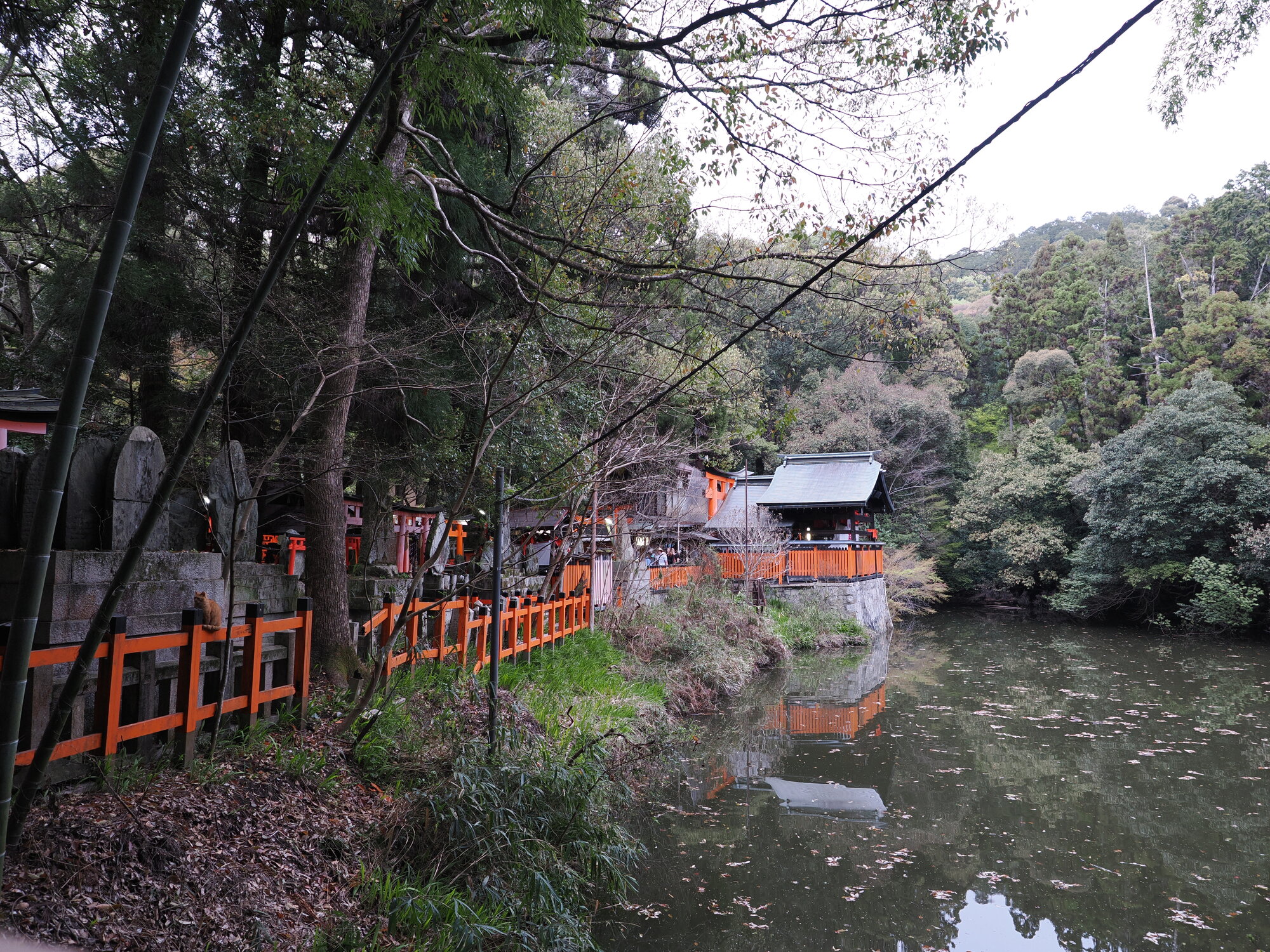 Staw przy Fushimi Inari z pomarańczową balustradą i pawilonem