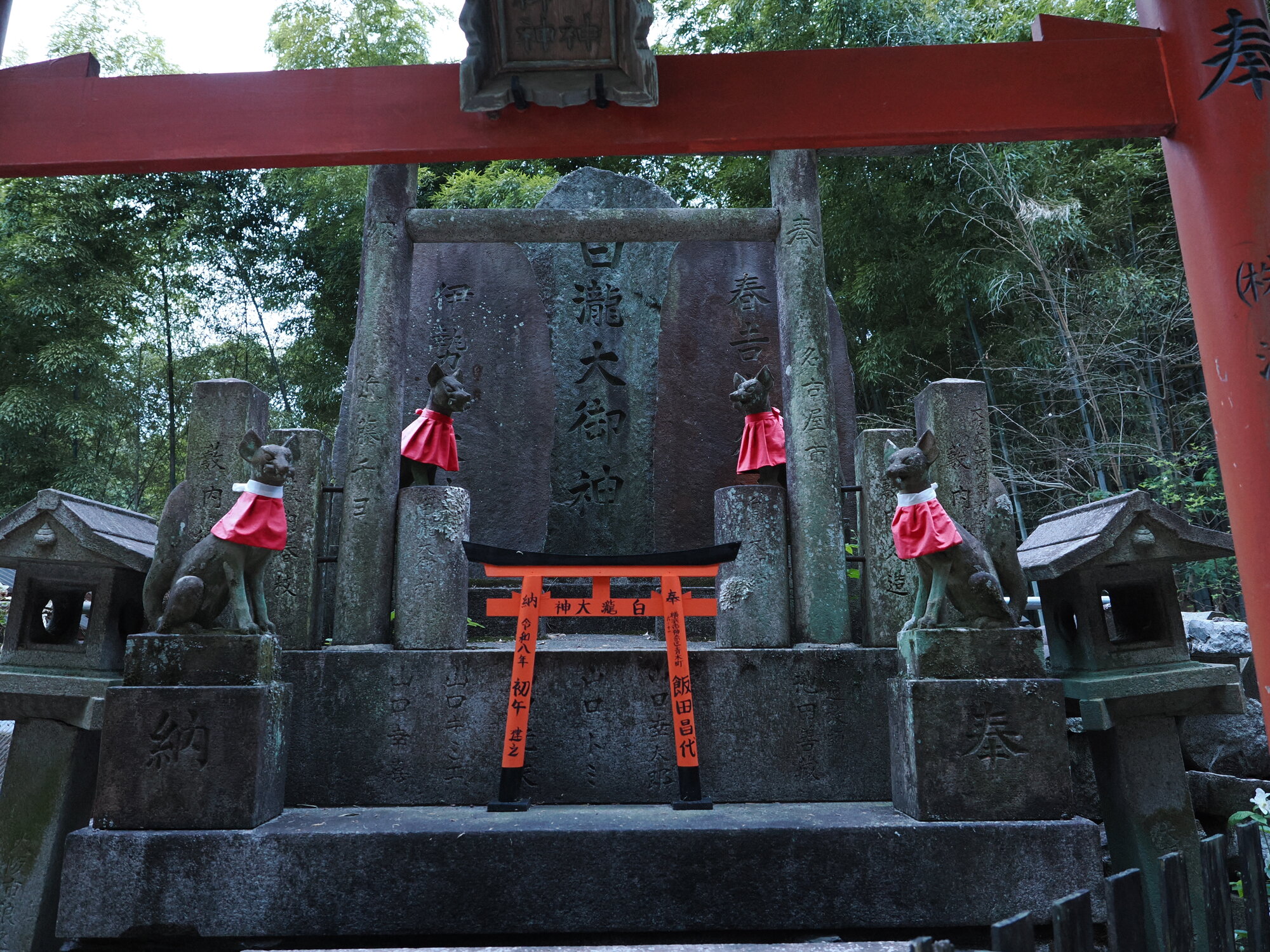 Kapliczka 白瀧大御神 z czterema lisami kitsune i torii