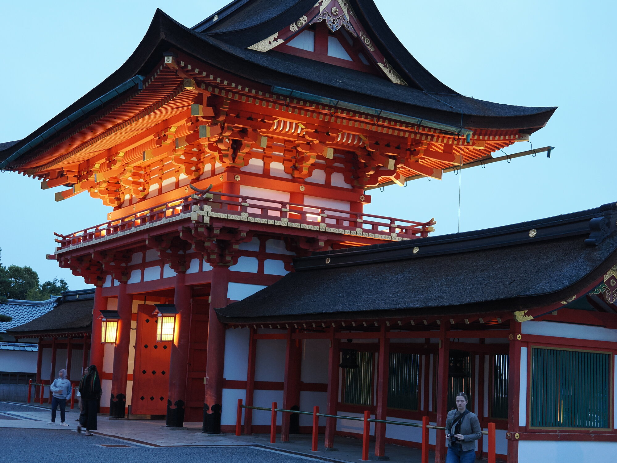 Rōmon Fushimi Inari o zmierzchu podświetlony lampionami