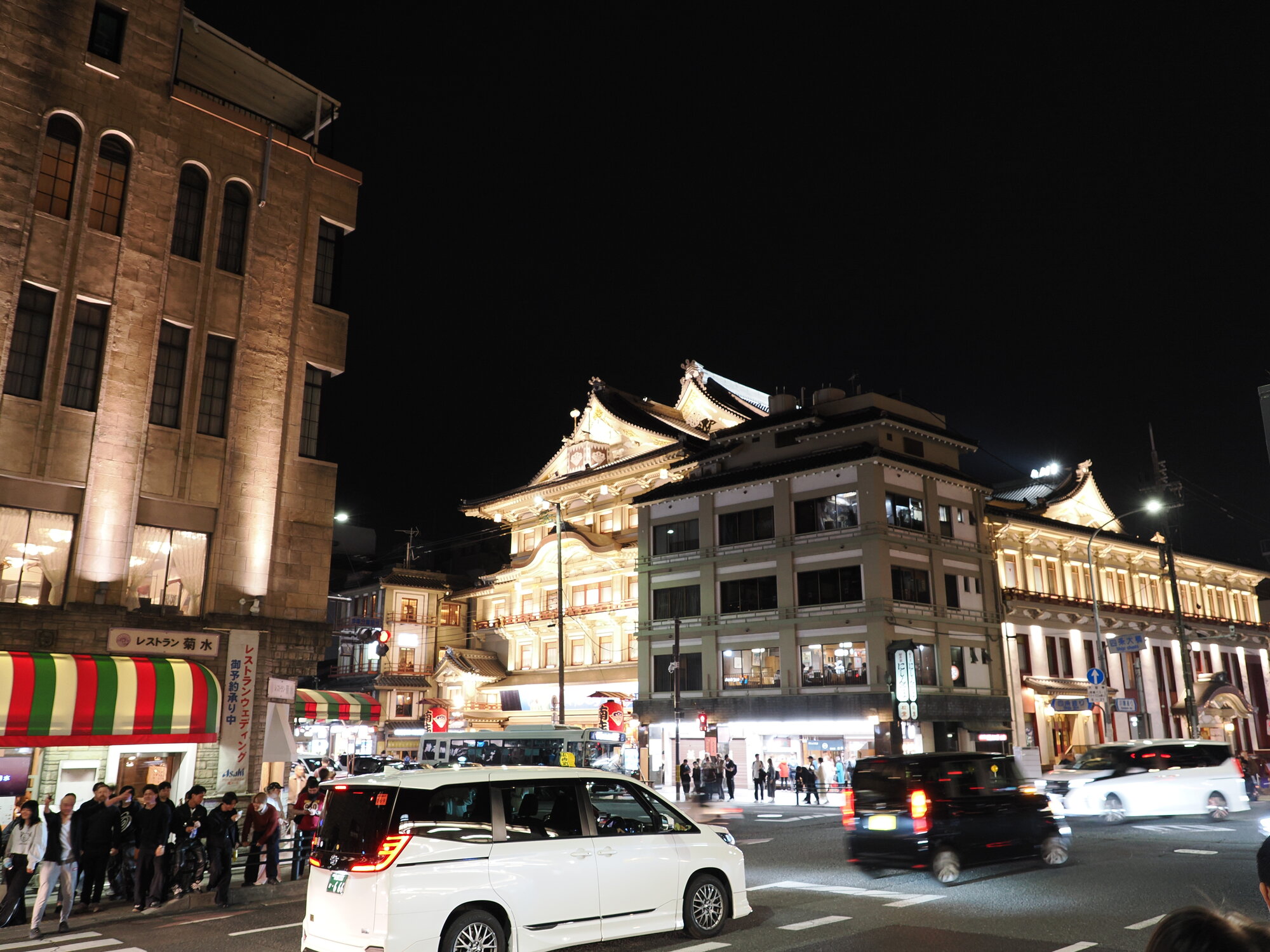 Teatr Minamiza nocą przy Shijo-dori