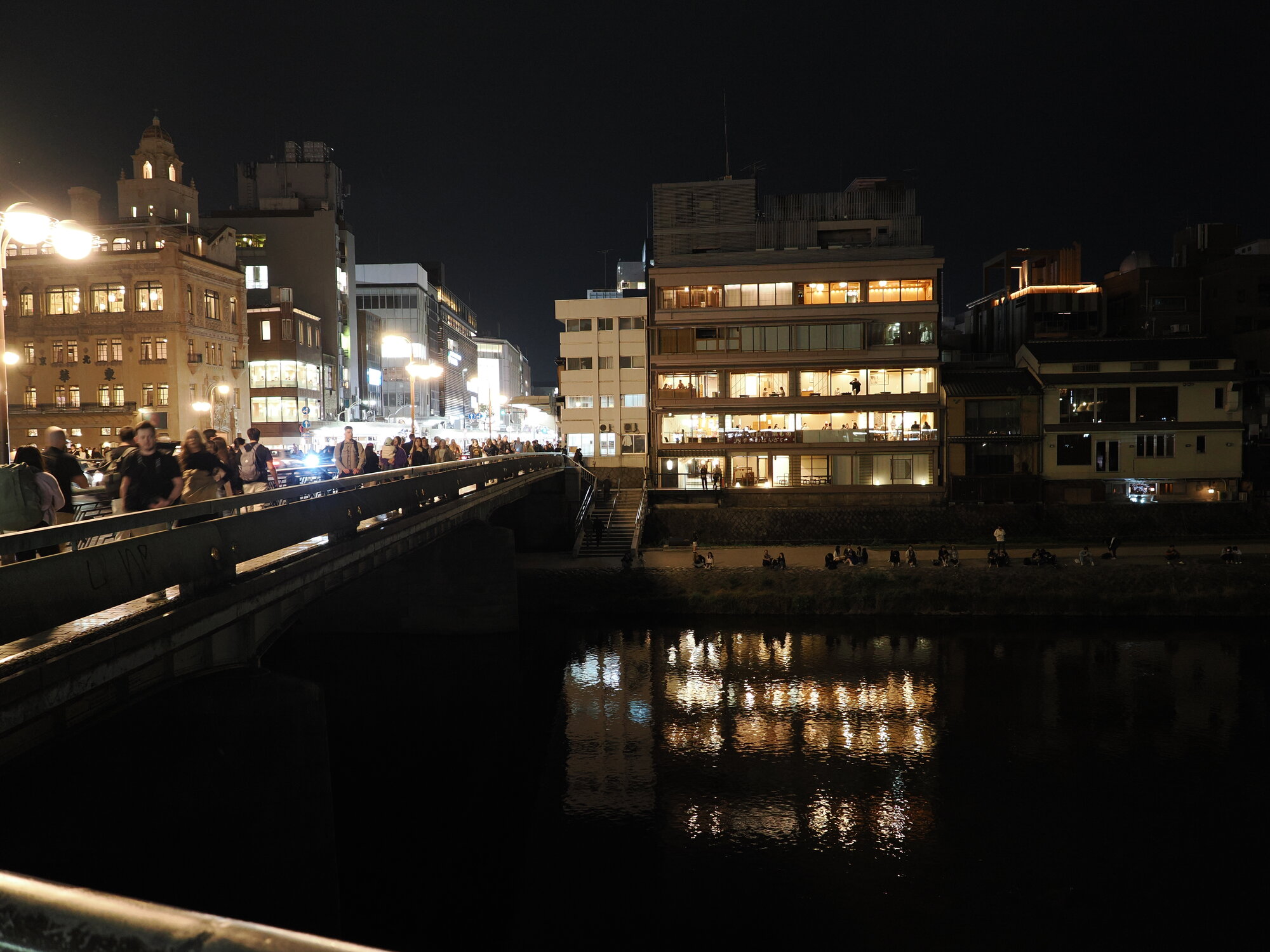 Most Shijo nad rzeką Kamo nocą z tarasami kawayuka